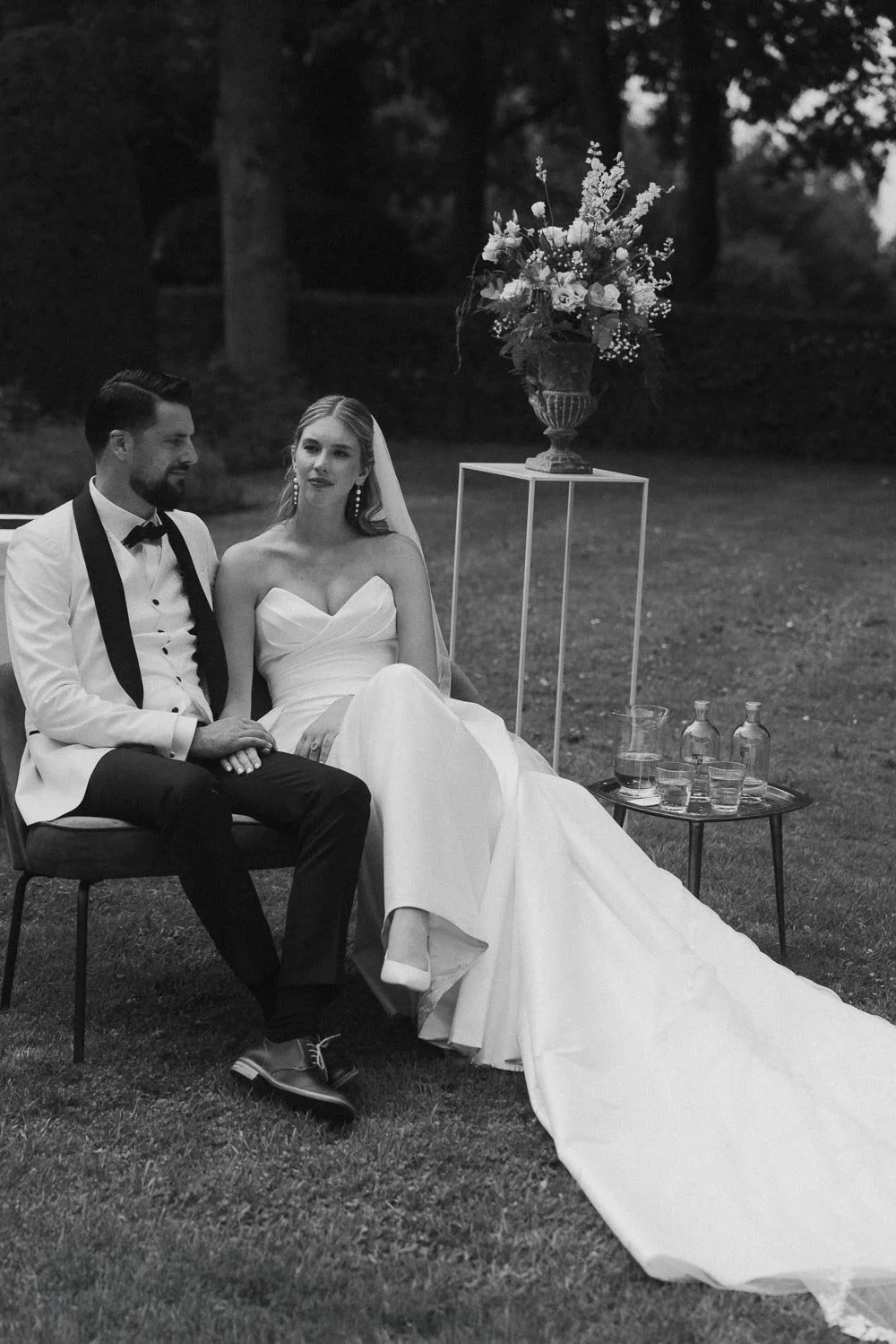 Bruid en bruidegom zittend tijdens de ceremonie