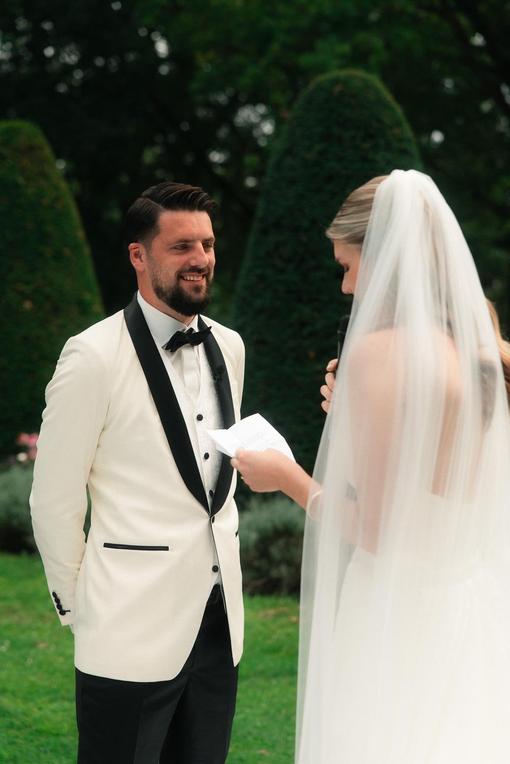Bruid spreekt geloften tijdens de ceremonie