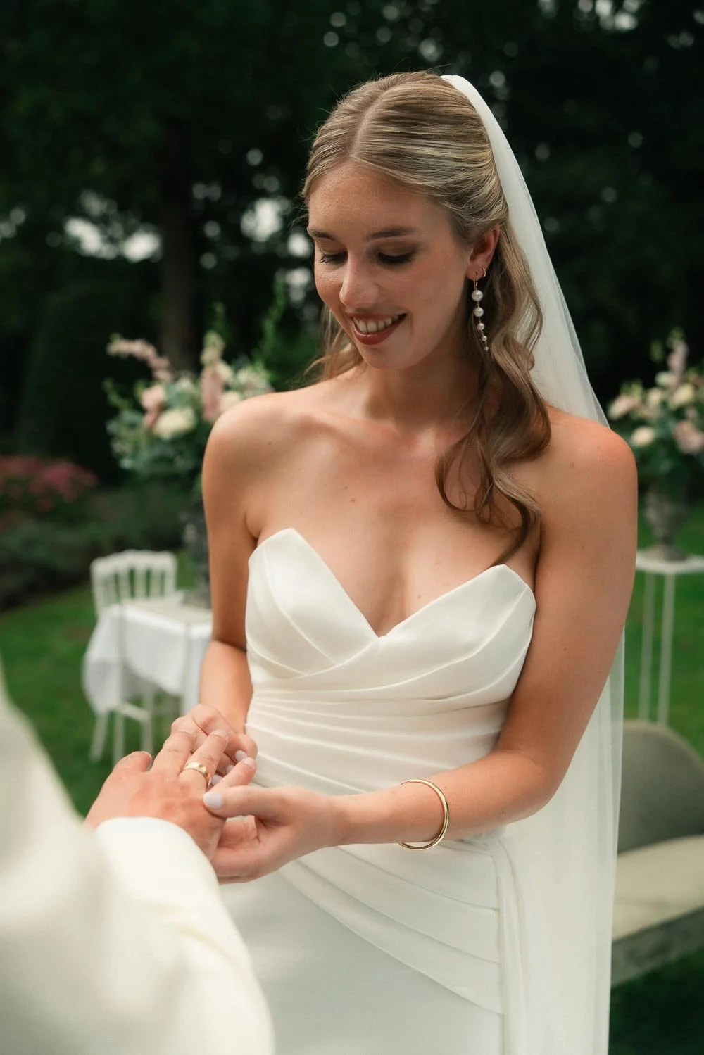 Bruid toont trouwring tijdens de ceremonie