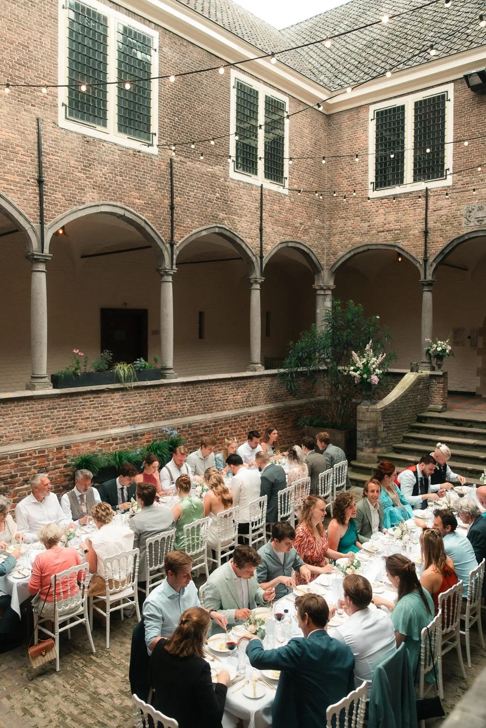 bruidsdiner op de binnenplaats van kasteel dussen