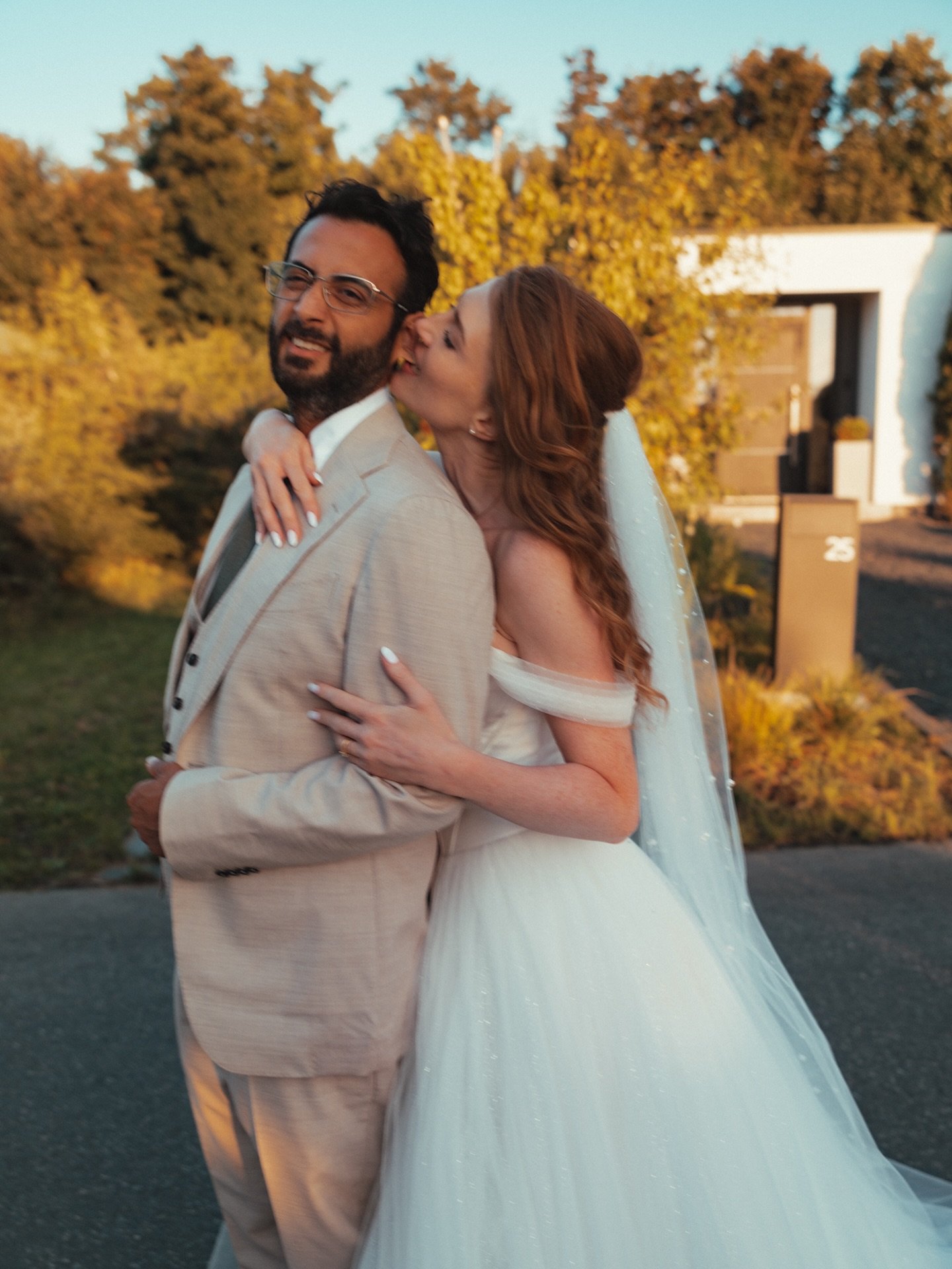 Is the &ldquo;Neighborhood Session&rdquo; the new 2026 trend? @alinagervald &amp; @amir_aran_ux
⠀⠀⠀⠀⠀⠀⠀⠀⠀
#Almere #Editorialwedding #Neighborhoodsession #Streetweddingphotography #EditorialWeddingPhotographer TrouwenInNederland