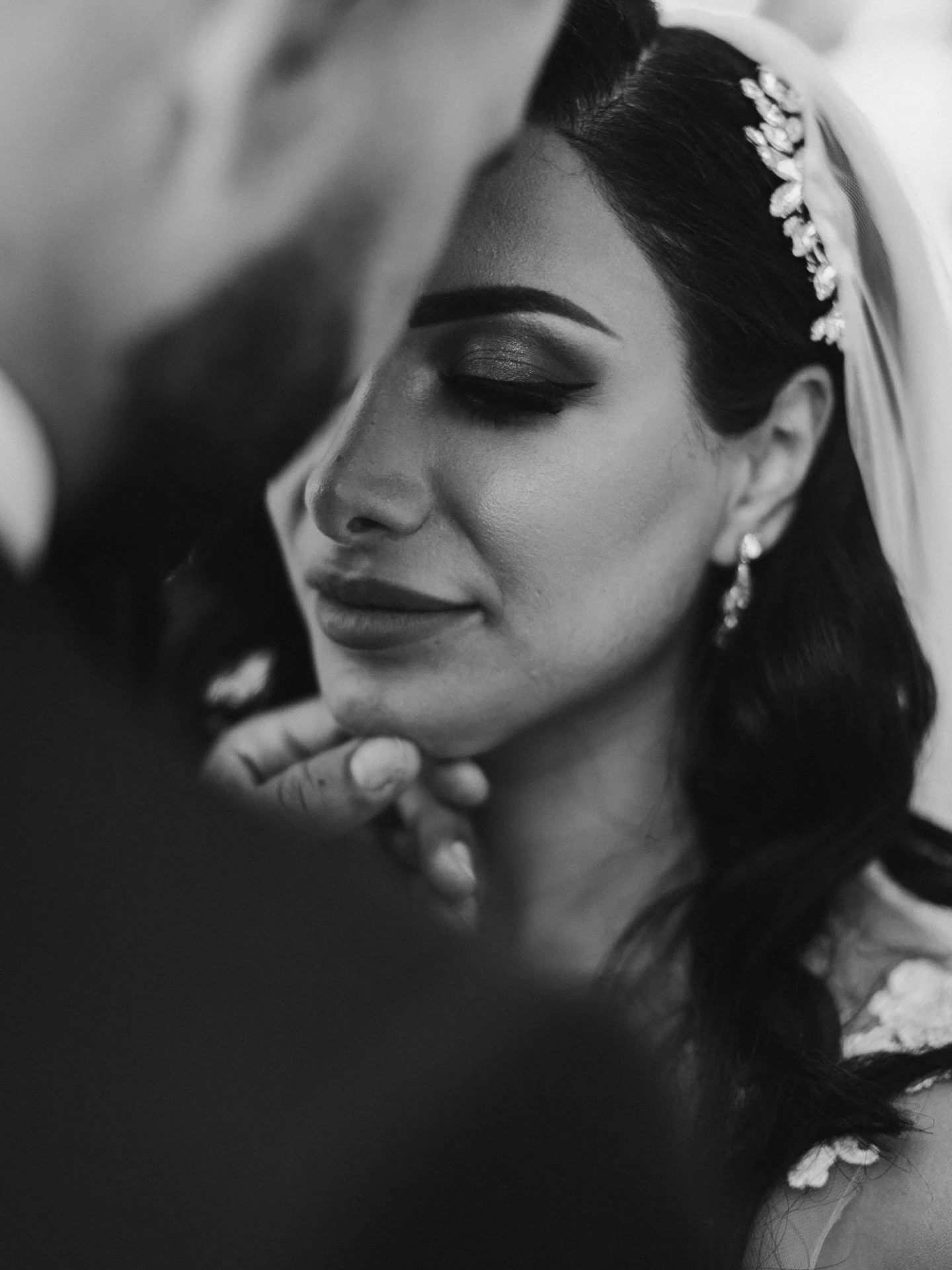 Should a bride wear a veil? 👰&zwj;♀️
⠀⠀⠀⠀⠀⠀⠀⠀⠀
As a wedding photographer, I love shooting bridal portraits with a veil. It is a strong visual element and a practical prop to add an extra dimension to photos and videos.
⠀⠀⠀⠀⠀⠀⠀⠀⠀
I have been looking 