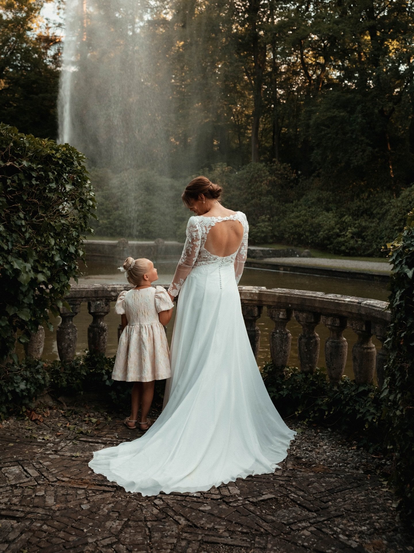 How to photograph kids during a wedding? 5 tips!
⠀⠀⠀⠀⠀⠀⠀⠀⠀
Photographing kids can be a challenge, especially when you do not have kids of your own and do not really know what to do.
1. Let them take photos with your camera.
It breaks the ice instantl