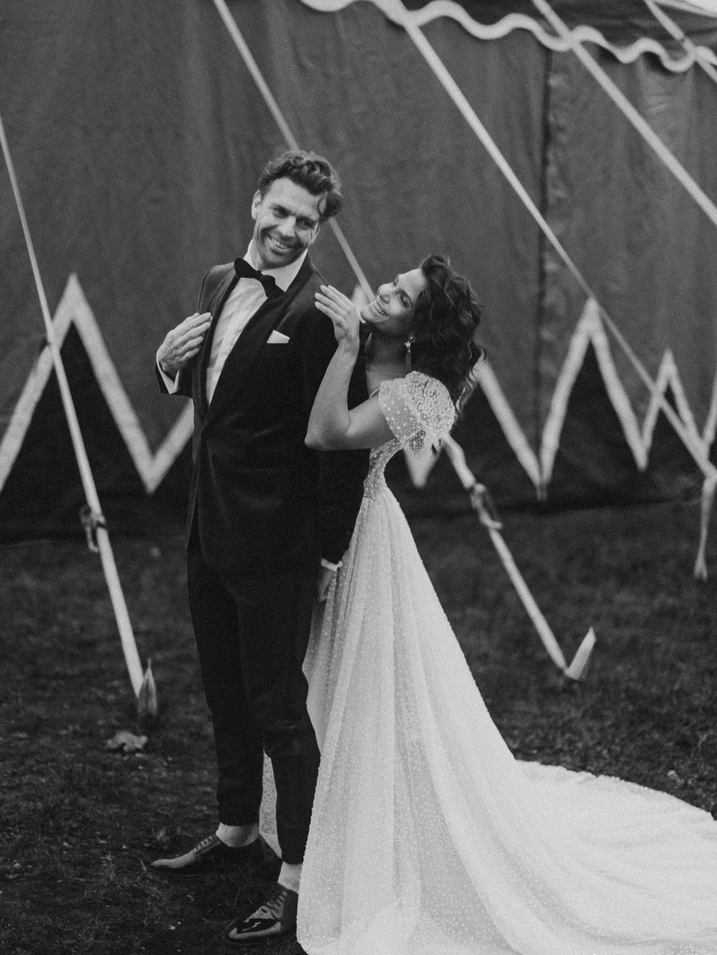 The &ldquo;First Look&rdquo; Dilemma: Who&rsquo;s doing the tapping? 🕵️&zwj;♂️🕵️&zwj;♀️
⠀⠀⠀⠀⠀⠀⠀⠀⠀
One of the biggest questions I get during wedding prep isn&rsquo;t about the light or the location, it&rsquo;s about the logistics of the reveal.
⠀⠀⠀⠀