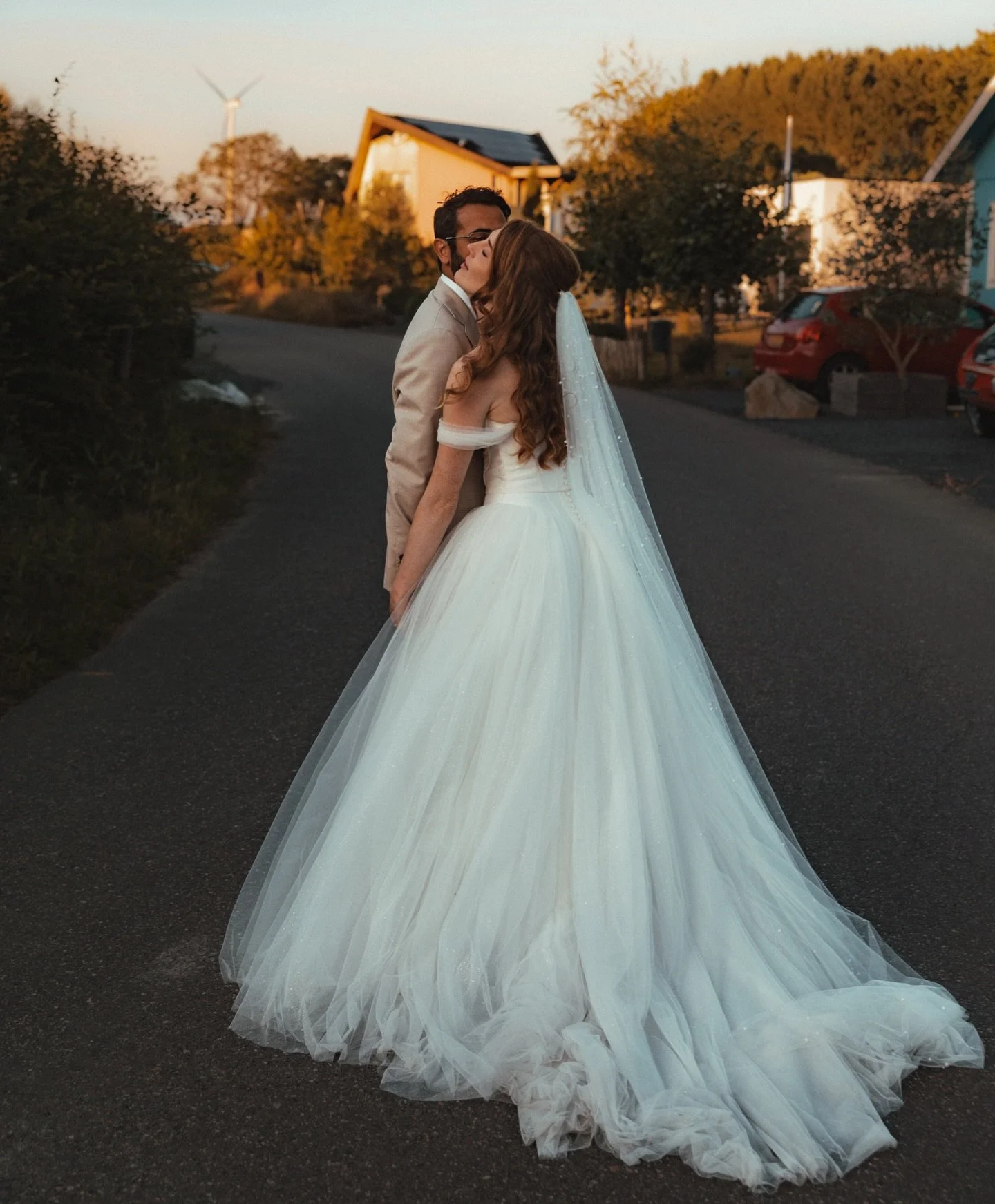 You don&rsquo;t need a flight to Italy for photos that look like a movie 🎬
⠀⠀⠀⠀⠀⠀⠀⠀⠀
We shot this entire session on a quiet residential street in Almere, Netherlands. By prioritizing the golden hour light and the couple&rsquo;s natural chemistry ove