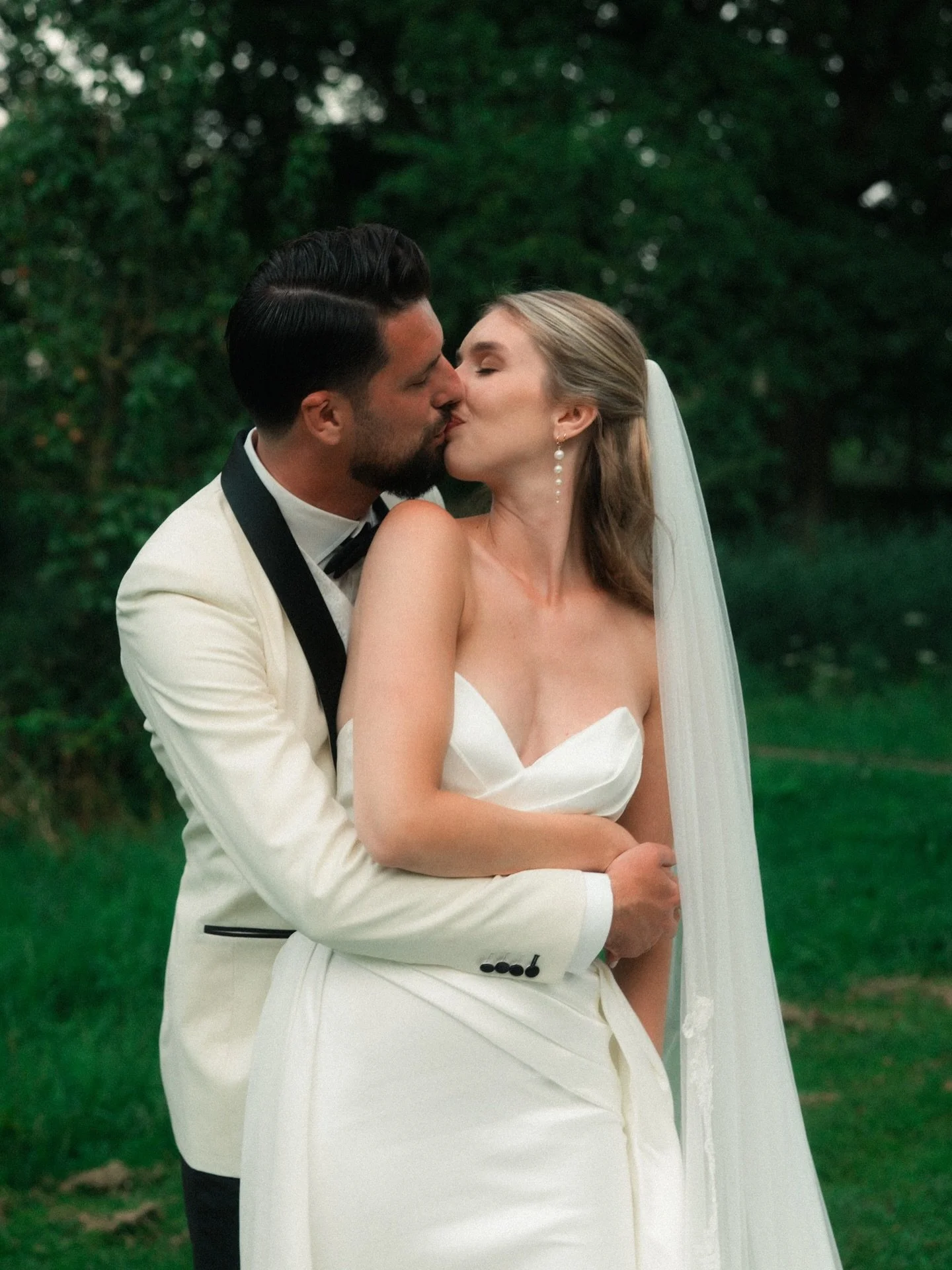 @elineberghorst and @johandrives gave me the creative freedom to photograph and film their dream wedding 📽️📸
⠀⠀⠀⠀⠀⠀⠀⠀⠀
Last year, I was asked to photograph and film Eline and Johan&rsquo;s wedding in a hybrid way. They gave me complete creative fre