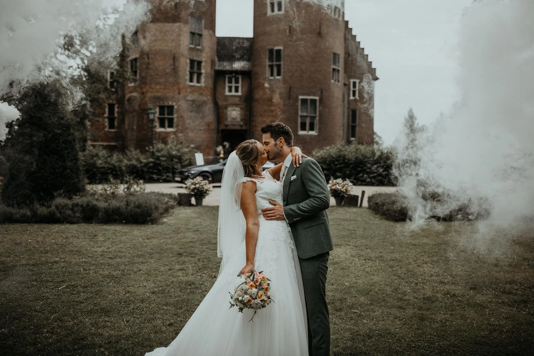 Bruidspaar voor Kasteel Dussen