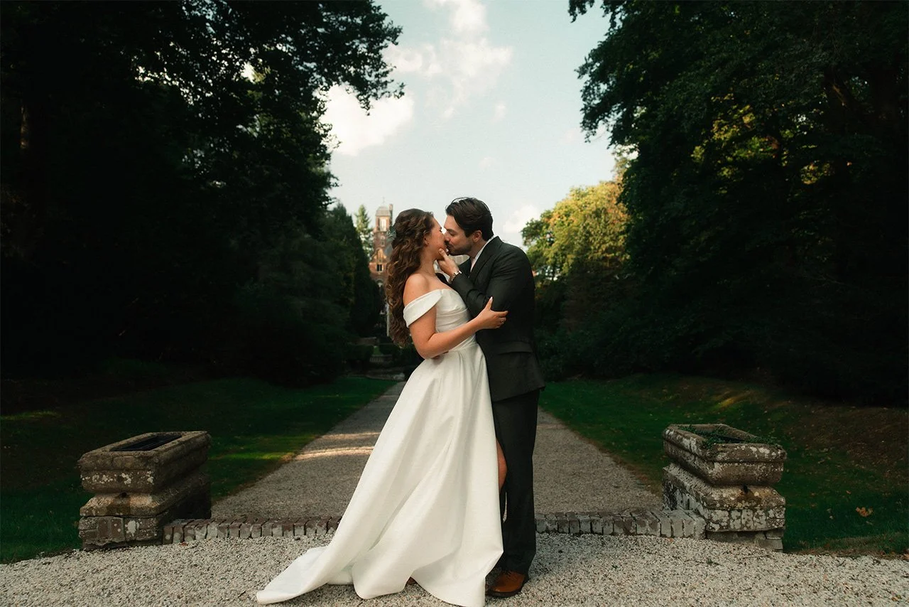 Bruidspaar in de kasteeltuin van Kasteel De Hooge Vuursche