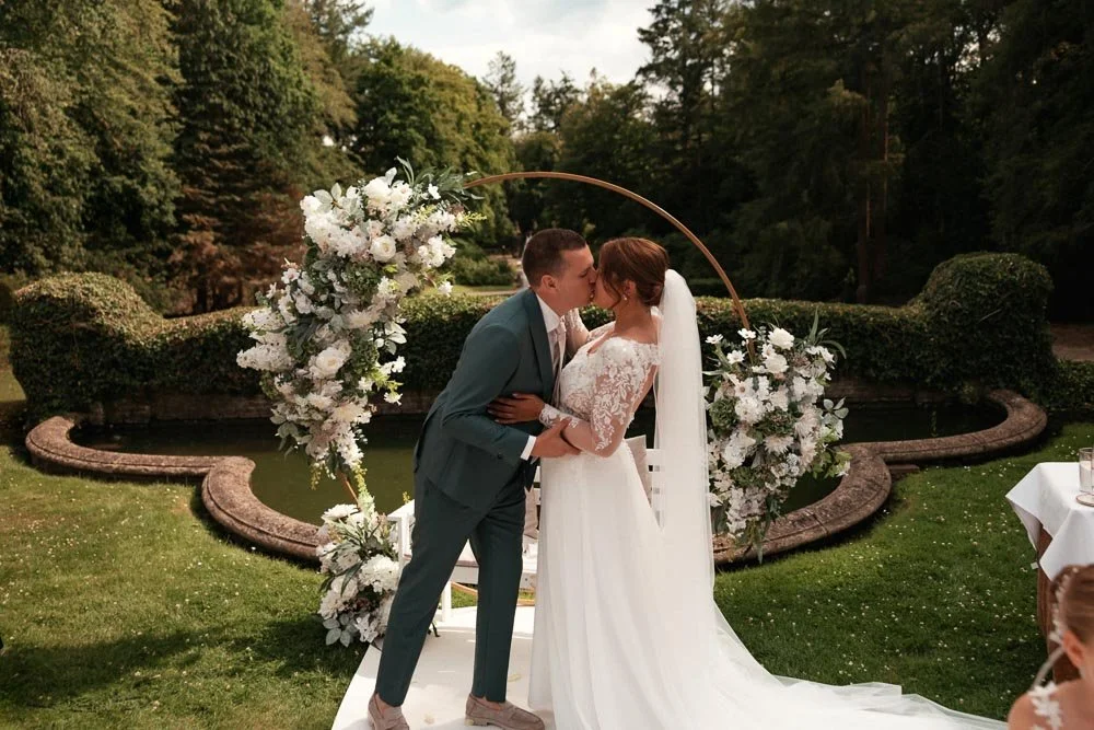 Buiten ceremonie bij de fontein van Kasteel De Hooge Vuursche