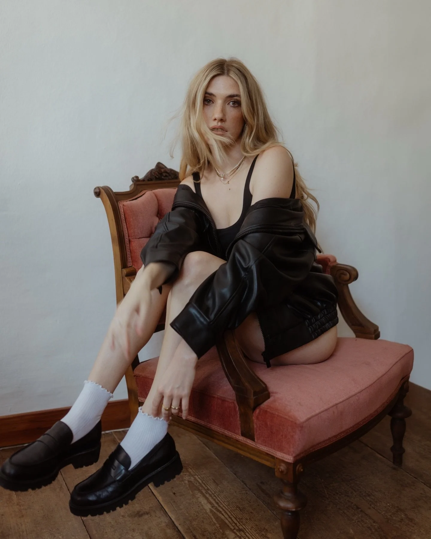 poise over noise. ⚡️

make up &amp; hair by @janag.makeup 
model @laura.rumetshofer