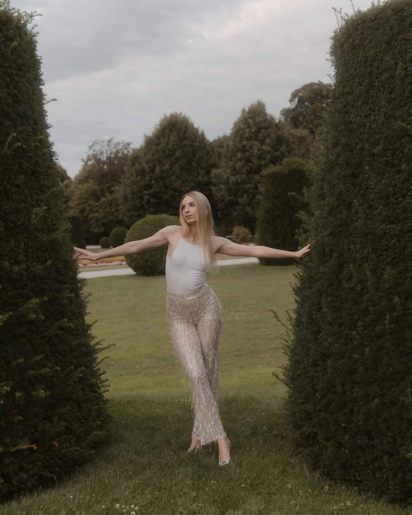 So goodnight, I guess I&rsquo;ll go the other way
And I&rsquo;d love to see you rise, but you keep on running away 🪲 

#portraitphotoshoot #vienna #editorialphotoshoot #personalbranding #viennaphotographer