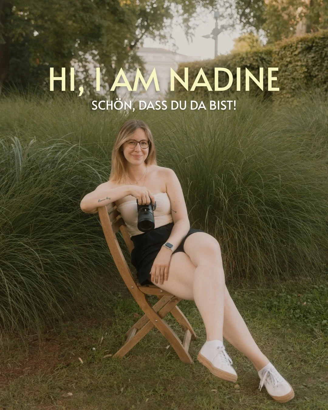 Ich glaube, es wird Zeit, dass ich mich hier mal richtig vorstelle: Hi, ich bin Nadine. 🧡

Fotografin und Marketing-Mensch, Linzerin, Wahl-Wienerin, Cappuccino-Trinkerin, Katzenmama und immer die Person, die bei goldenem Licht kurz stehen bleibt. ?