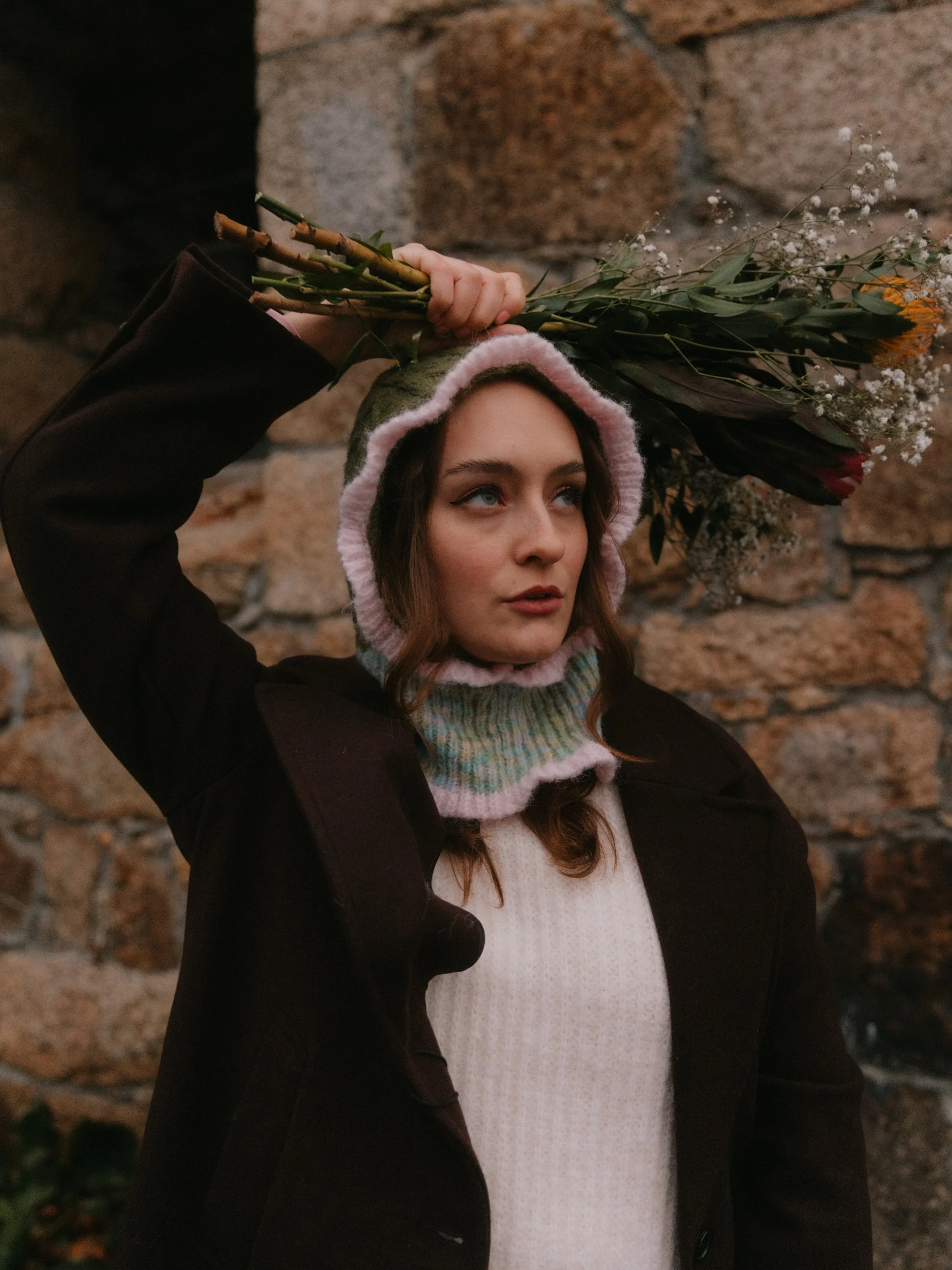 Autumn sessions have their own unique mood. Wool coats &amp; foggy days: I am 100% ready for that season 🧡

Big fan of making the grey season colorful with a lots of details like flowers or accessories. 💛🧡🩷

Which season would you pick for your p
