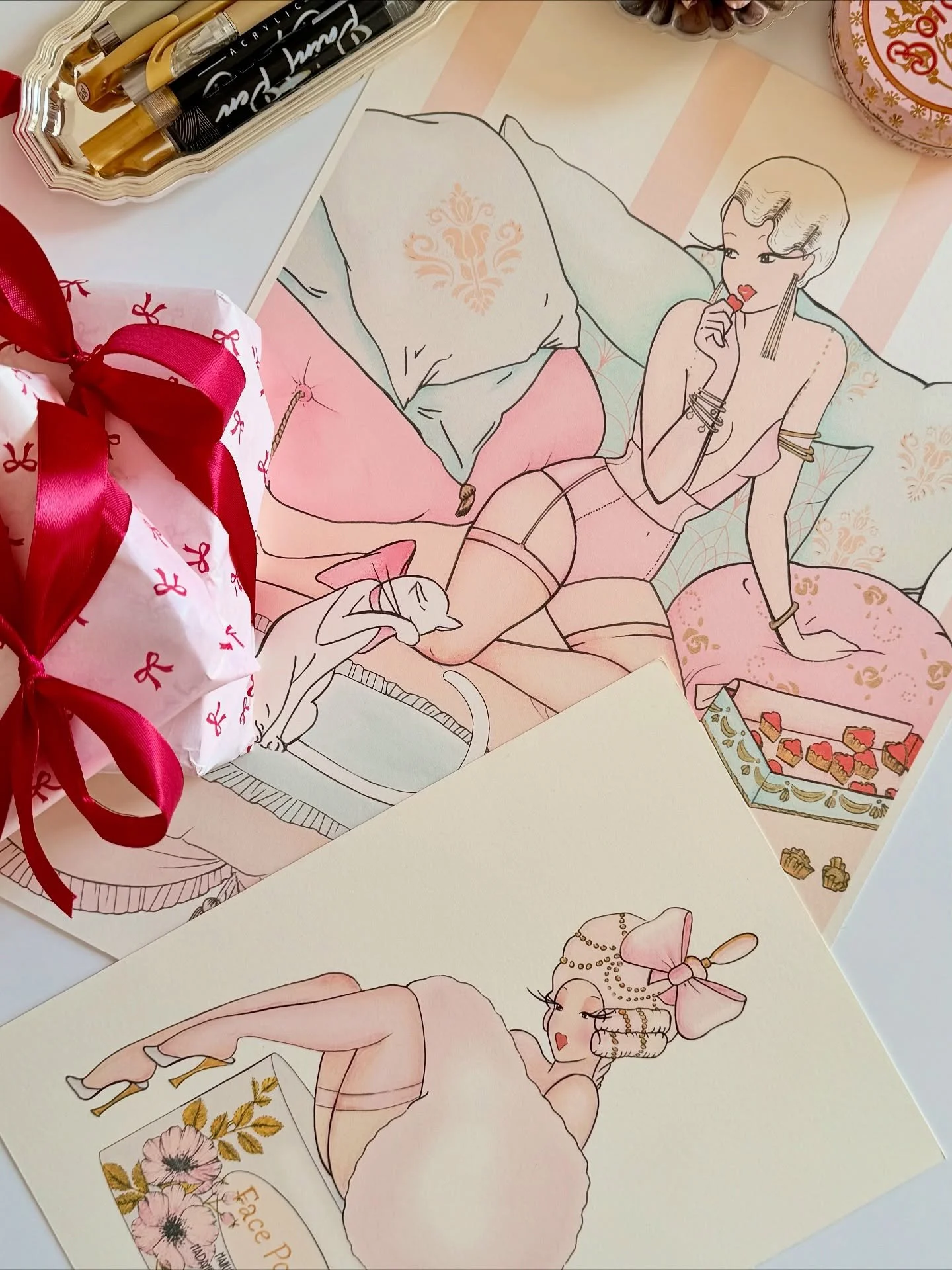 Holiday gifting made easier 🎁 
Finding the perfect gift shouldn&rsquo;t feel stressful. That&rsquo;s why at Madame&rsquo;s boutique:
🎀 Complimentary worldwide shipping (orders &euro;100+) 
🎀 A5 gift print included (orders &euro;150+) 
 Order by De