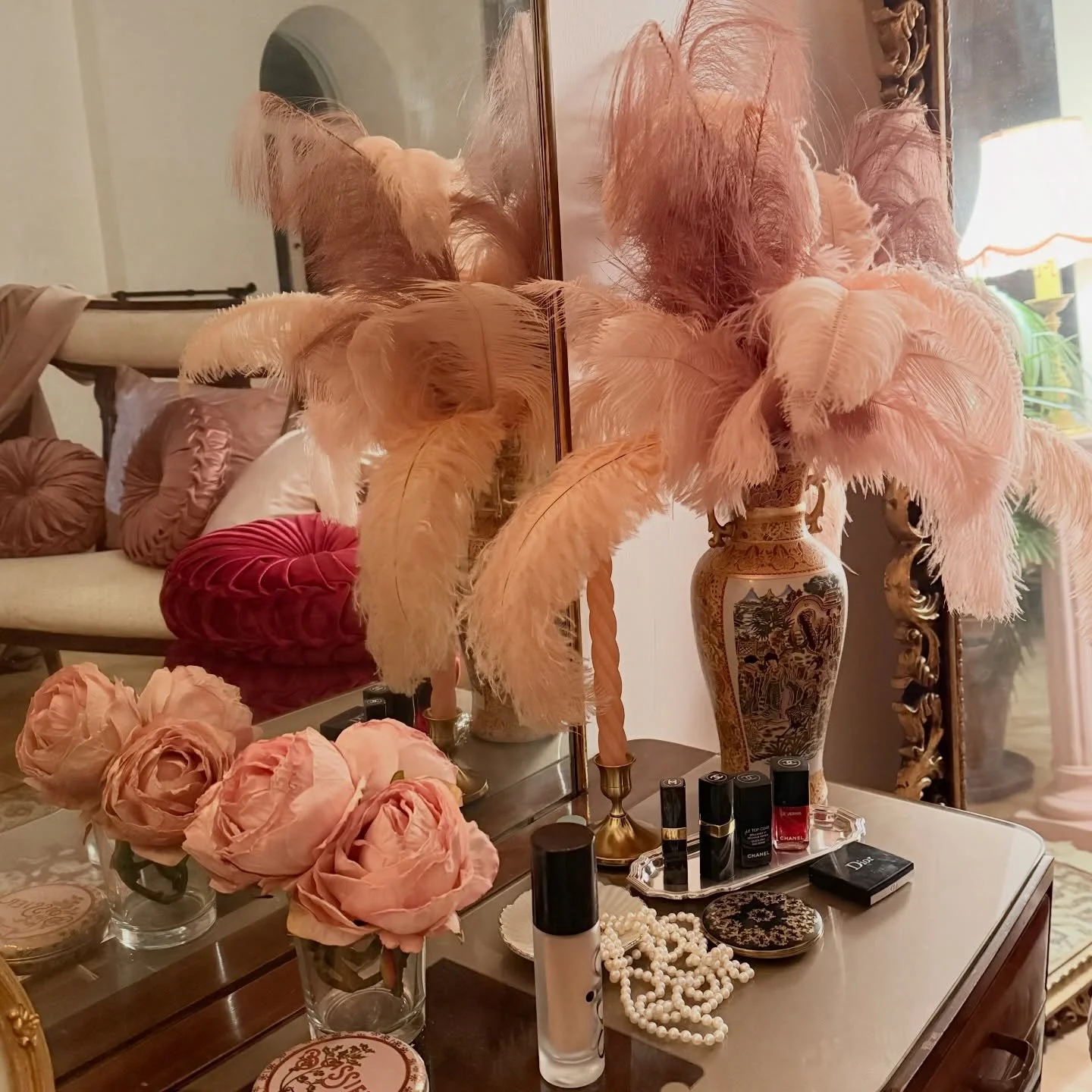 Night atmospheres✨
#madamedabi #boudoirdecor #interiorinspirations #vintagehome #femininedecor