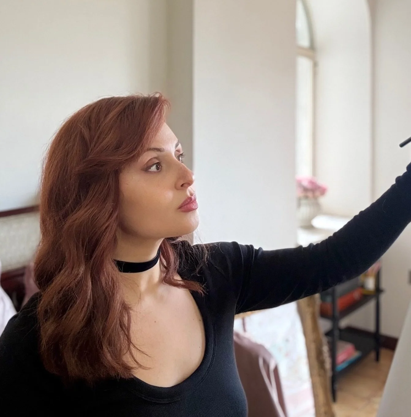 I found the velvet ribbon in the drawer&hellip;I hard ben thinking about it for a while. Today I wore it,and I became my own muse 🎀 
#madamedabi #vintageart #womanartists #vintagestyle #artistsofinstagram