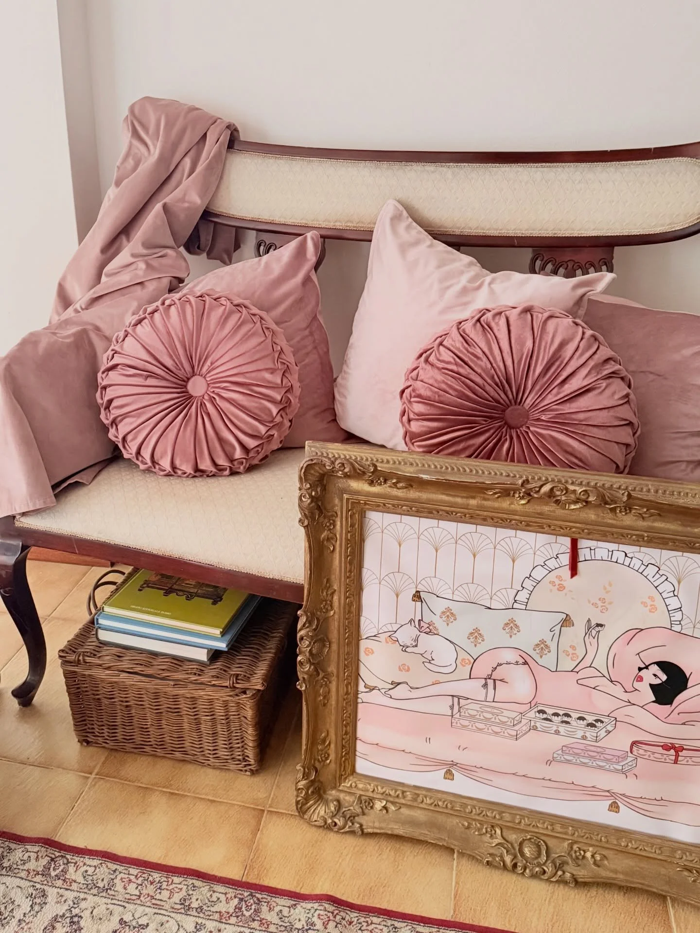 🎀Little pretty unnecessary things🎀
#madamedabi #artdeco #homedecor #womanartists #pinkhouse
