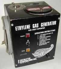 Ethylengasgenerator zur Fruchtreifung mit Bedienungsanleitung auf der Vorderseite und Markenname der Firma Catalytic Generators Inc.