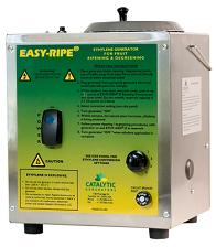 Bild eines Ethylengenerator-Geräts mit grüner Vorderseite und gelben Warnhinweisen. Der Generator wird als "EASY-RIPE" bezeichnet und ist für die Reifung von Obst vorgesehen. Verschiedene Schalter und eine Bedienungsanleitung sind sichtbar.