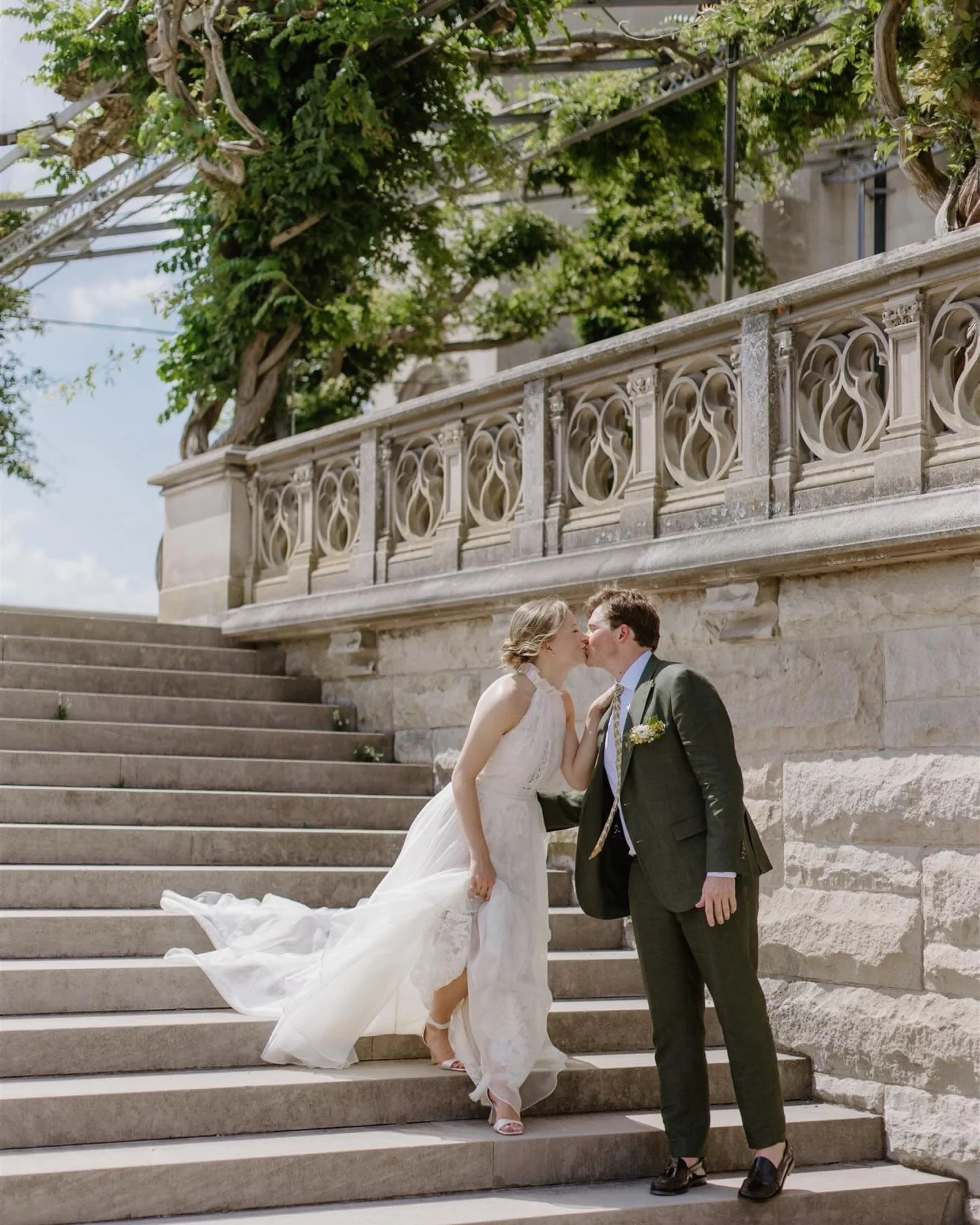Spring at Biltmore Estate feels like a dream you never want to wake up from ✨

Sunlight spilling over stone terraces, soft blooms dancing in the breeze. This day was the perfect blend of timeless elegance and joyful, effortless beauty&mdash;where eve