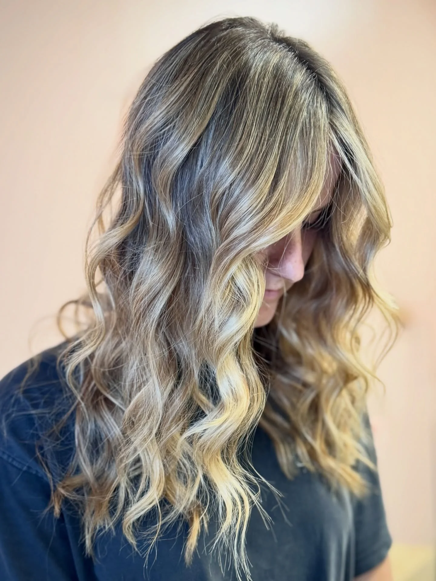 Gradually transitioning to blonde helps keep your hair&rsquo;s integrity 💪🏼

Book your next transformation with me now https://aribellastudio.com