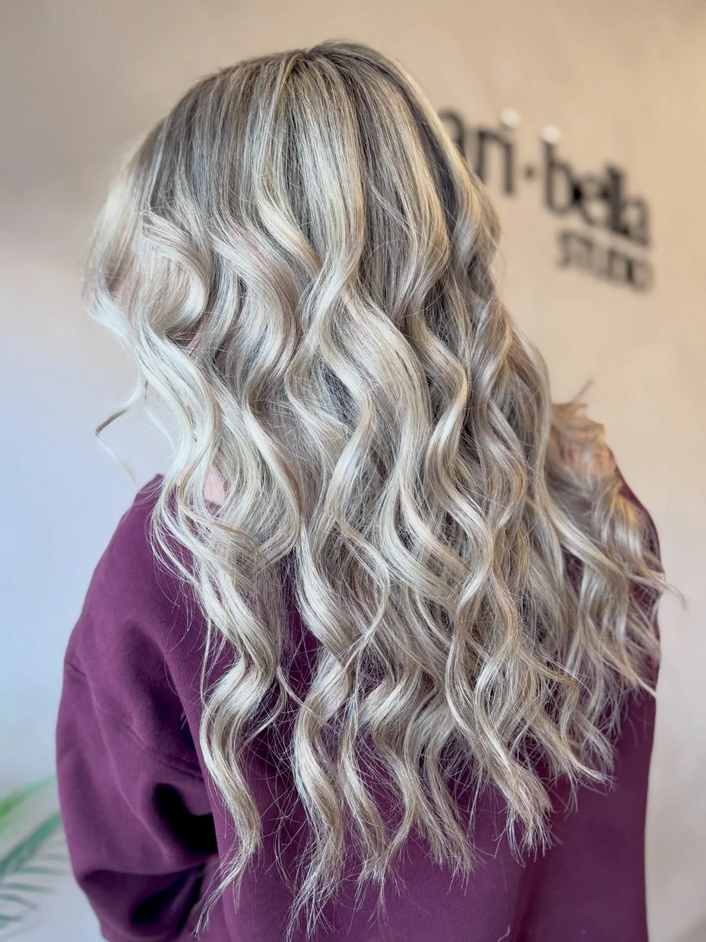 Brightened this beautiful blonde with a heavy full foil &amp; a healthy trim that gave an extra punch to her shine 🙌🏼 keeping her hair&rsquo;s integrity with the use of @k18hair 

Book your next transformation with me https://aribellastudio.com