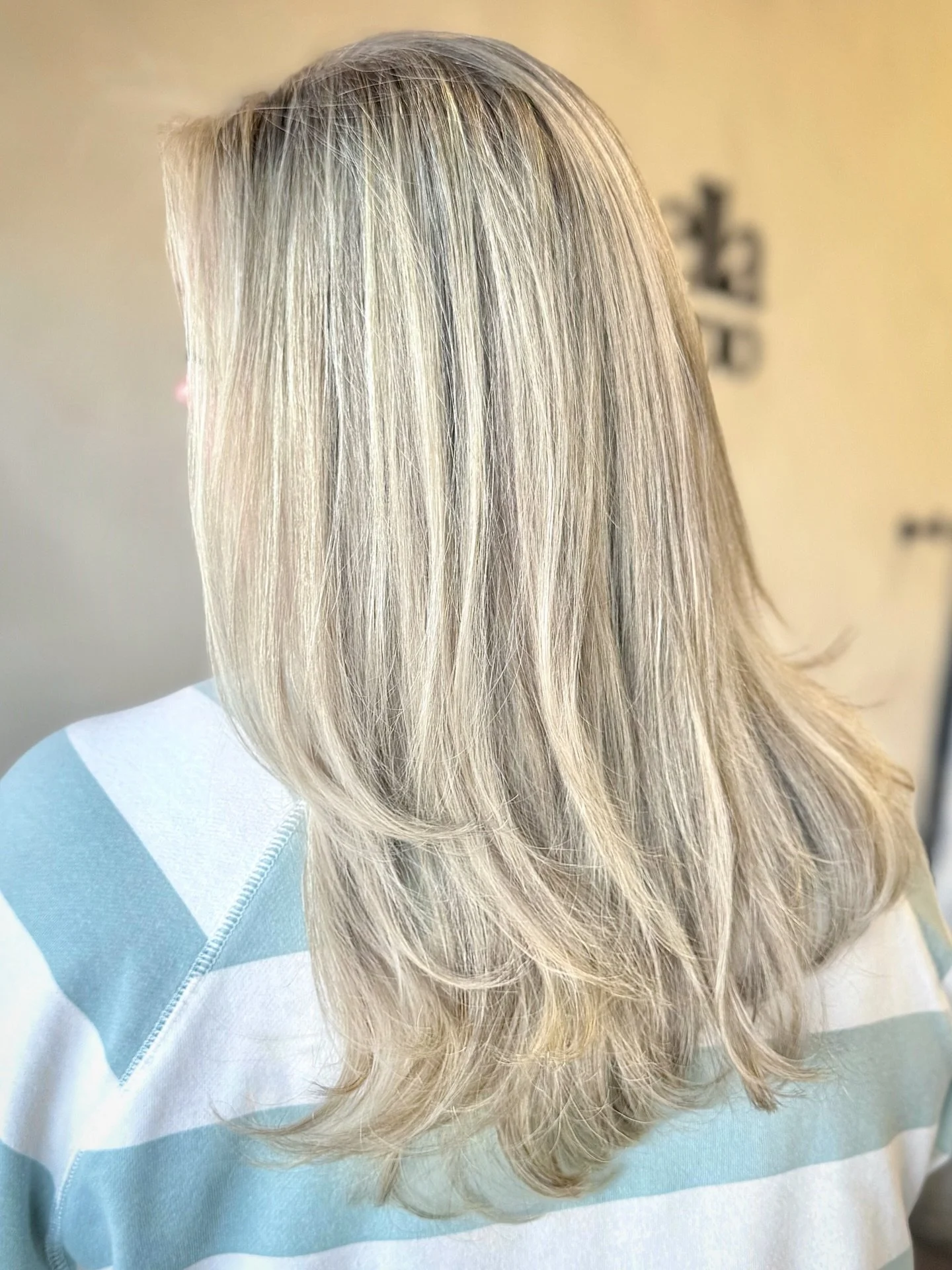 There&rsquo;s just something about a bright set of foils and a layered cut that truly hits 

Book with me now while I still have availability in April 🫶🏼
Https://aribellastudio.com