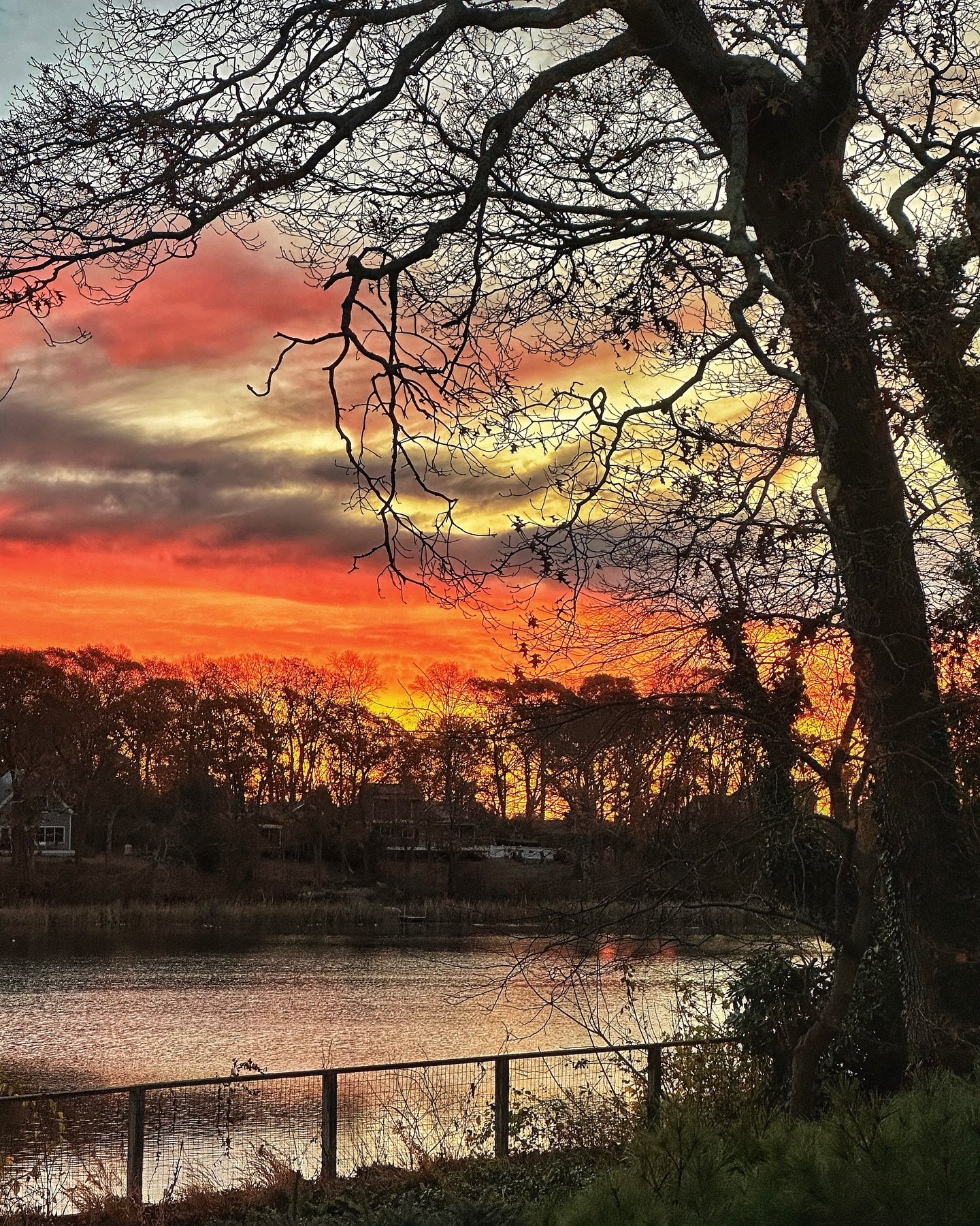 #canitellyou sunrise on the lake in the wee hours of the morning. / ☺️🌅🍂
.
.
.
#sunriseonthelake #marionlakeny #eastmarionny #northforker #northforkliving #ilovethenorthfork #weehoursofthemorning #sunrise🌅