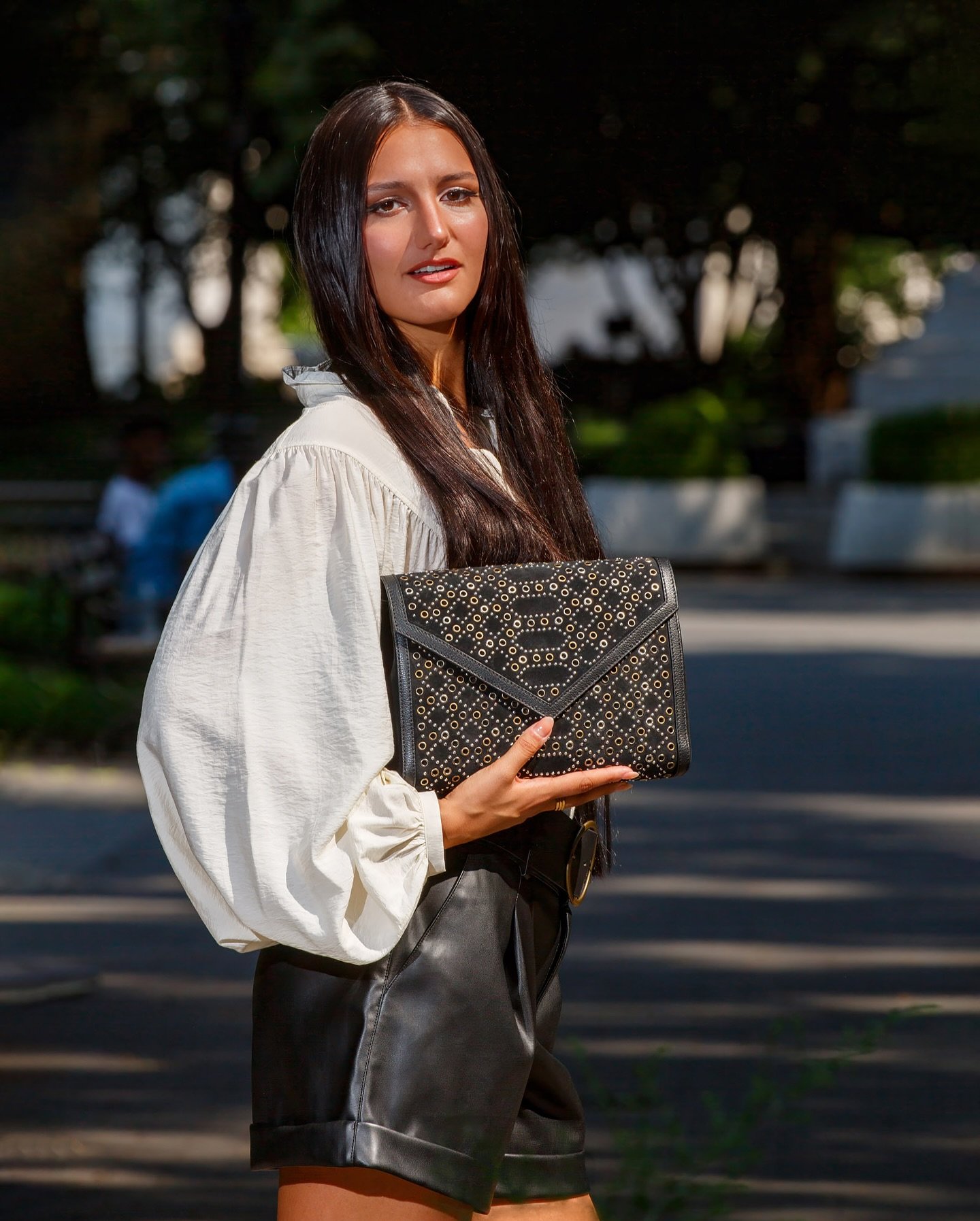 #canitellyou if you could turn back time what would you do differently? I can think of so many moments I&rsquo;d like to redo. 
But let&rsquo;s focus your attention on the #jamieenvelopeclutch in black suede embellished with gold and silver grommets.