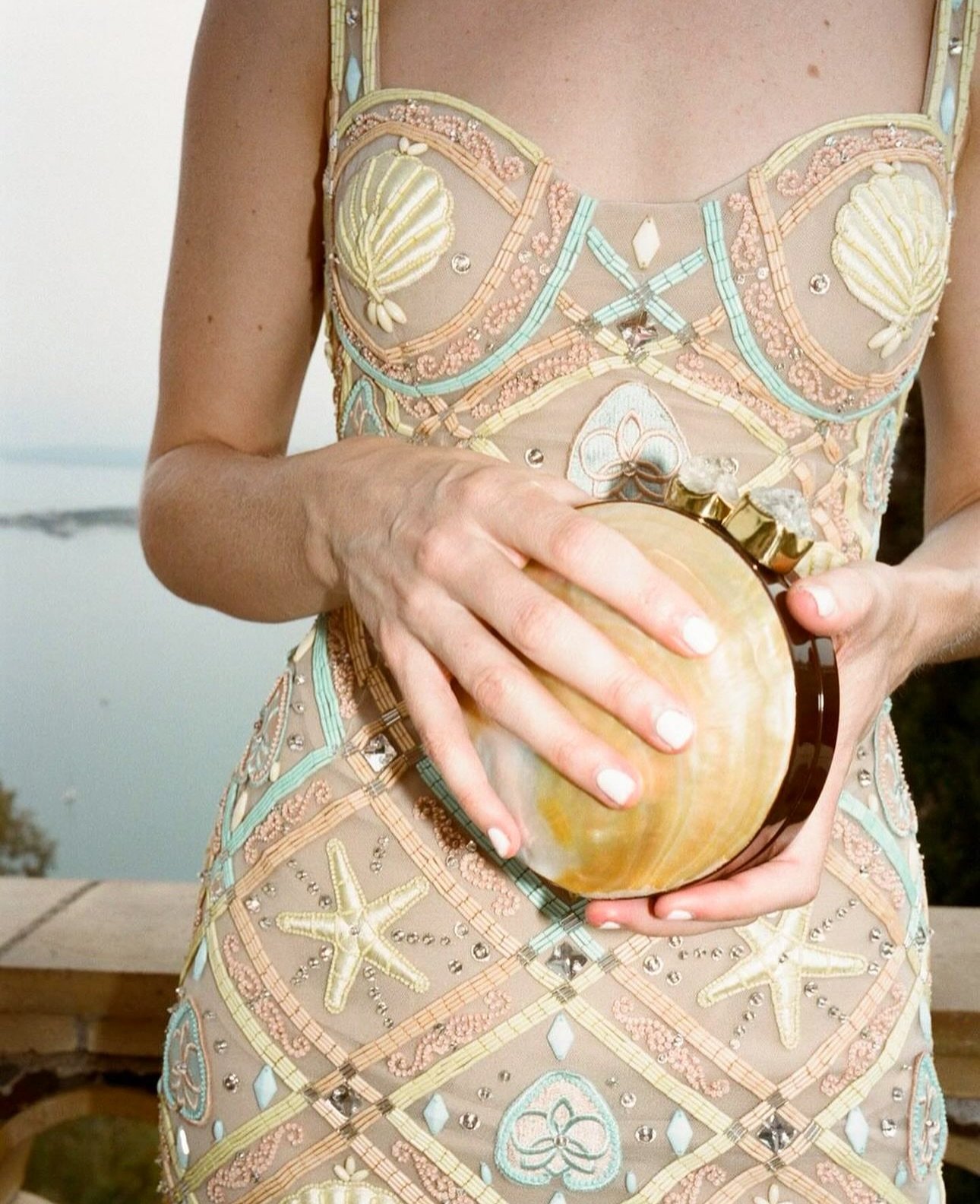 #canitellyou spotted the effervescent @gabriellehurwitz making waves with her #conchitaminaudiere in Taormina. / 🤩🐚🌟
.
.
.
#minaudi&egrave;re #yellowmotherofpearl #rafeminaudiere #motherofpearlclutch #clutchobsessed #gabriellehurwitz #nunziatinata