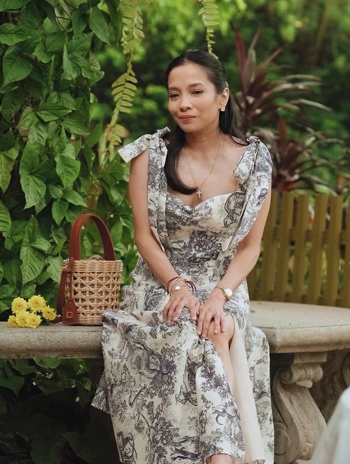 #canitellyou the best summer accessories never try too hard - they simply go with everything. ✨
Meet the #biancabucketbag worn here by @tina_lagdameo and styled with a blue-and-white Toile de Jouy print dress. The combination is effortlessly polished