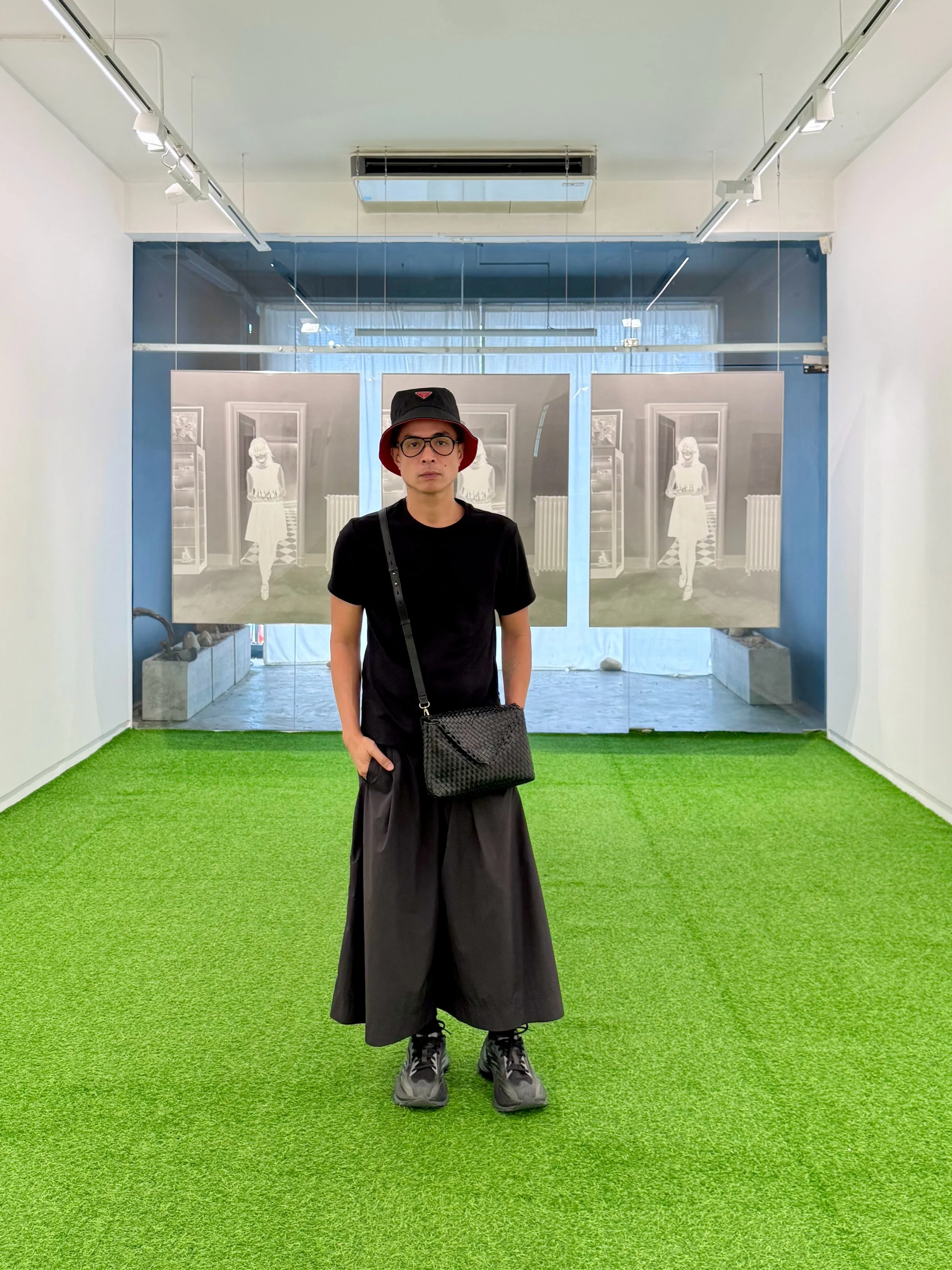 #canitellyou Miss Saigon 🇻🇳. 
My cousin, Filipino fashion designer @imlouisbutnotvuitton Louis Claparols, was recently in Saigon for a long weekend celebrating his birthday and wore his black handwoven leather #JamieEnvelopeClutch by RAFE New York 