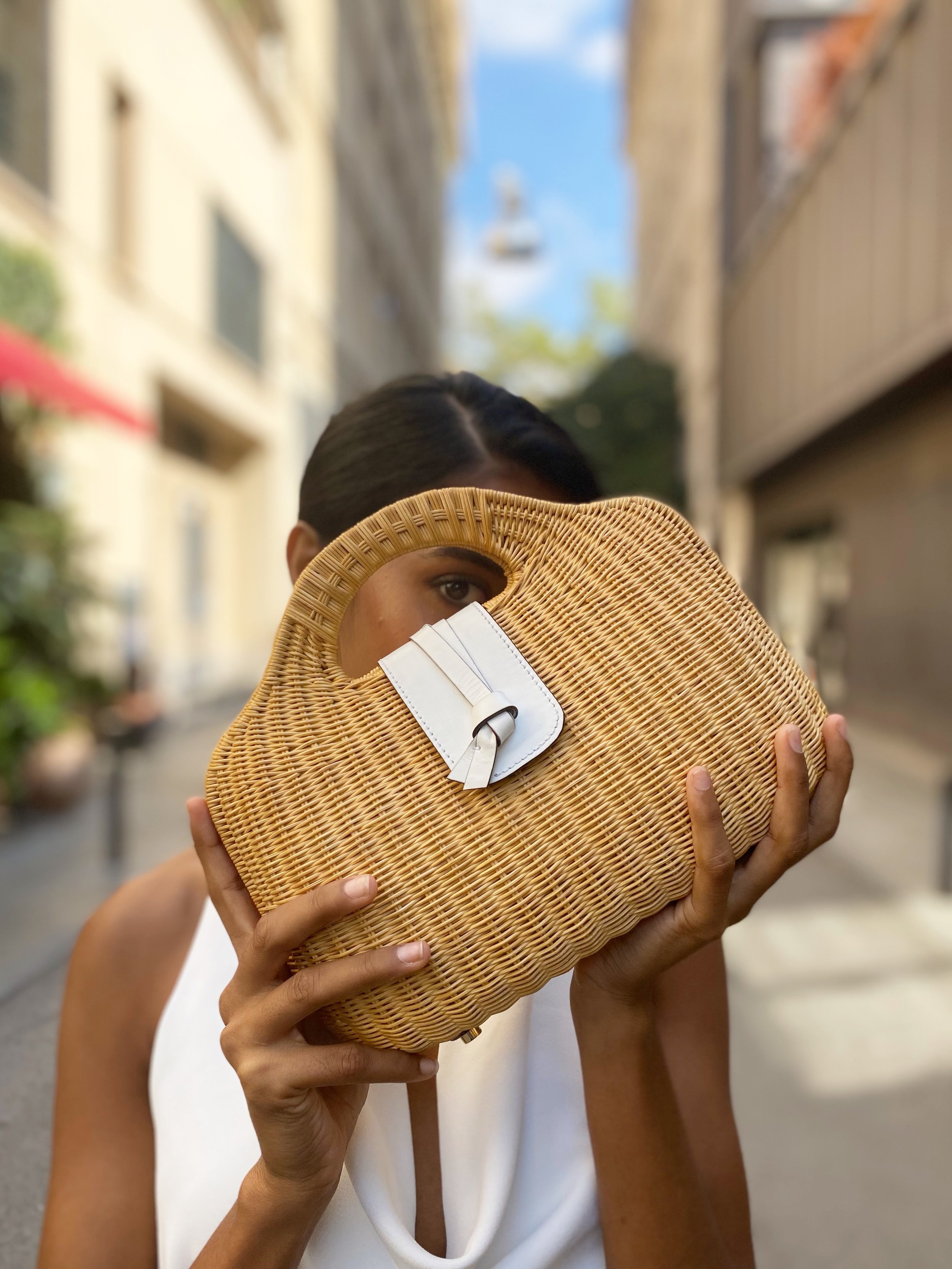 #canitellyou the wicker bag of the summer - no Nantucket ferry ticket required. ⛴️ 
If you&rsquo;re obsessed with the friendship wicker basket bag moment that&rsquo;s everywhere right now, meet the RAFE &ldquo;Gen&rdquo; Clutch. 😉

Handwoven in natu