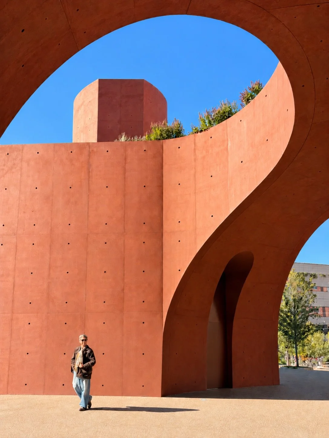 #canitellyou...Sunday in New York.
New York never ceases to surprise me. A leisurely stroll through the newly reimagined Robert F. Wagner Jr. Park in Battery Park City revealed this extraordinary piece of architecture by @thomasphiferandpartners.
Wit