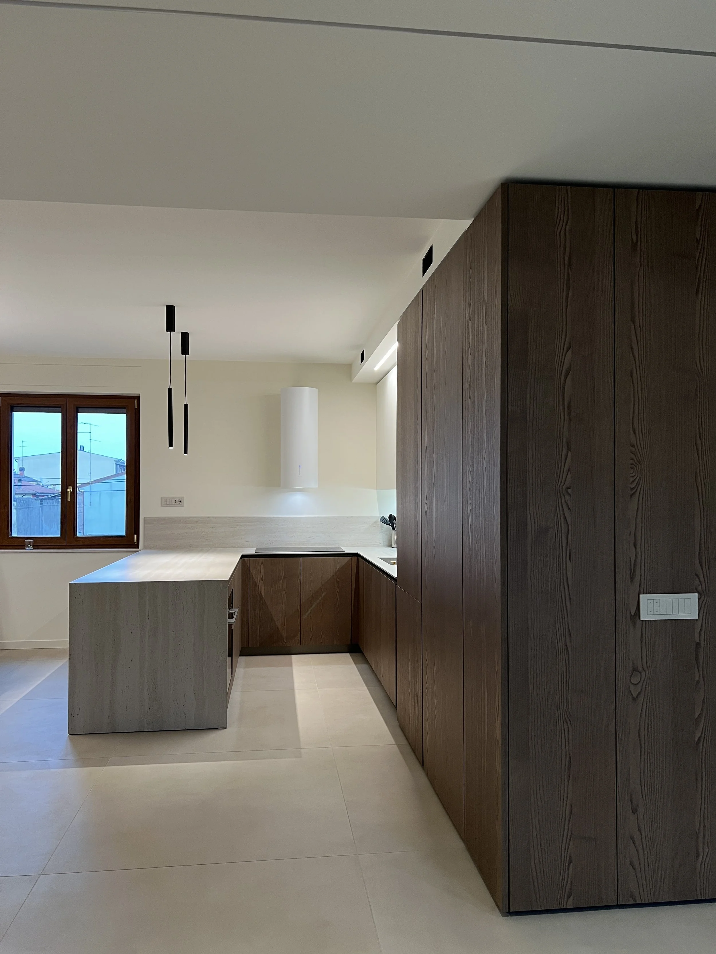 Cucina in noce e travertino
