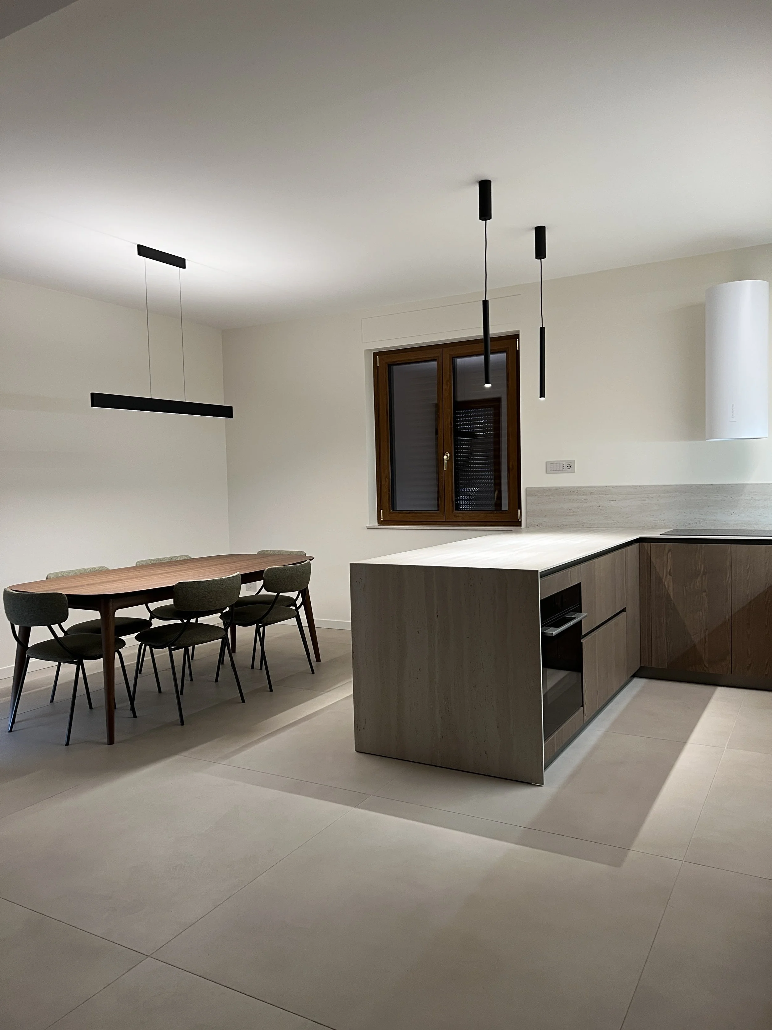 Penisola della cucina con tavolo da pranzo e sedie