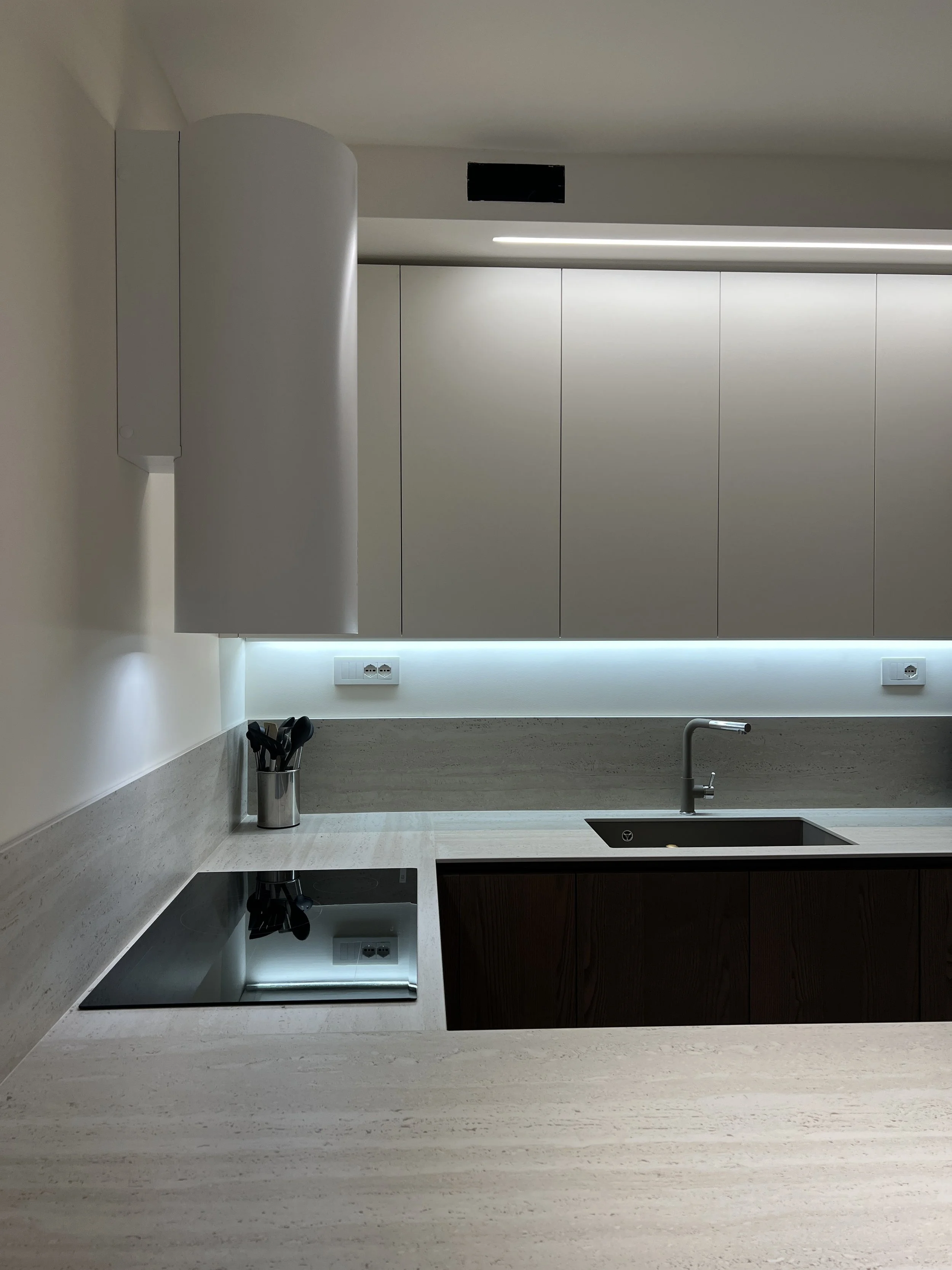 Cucina con top in travertino