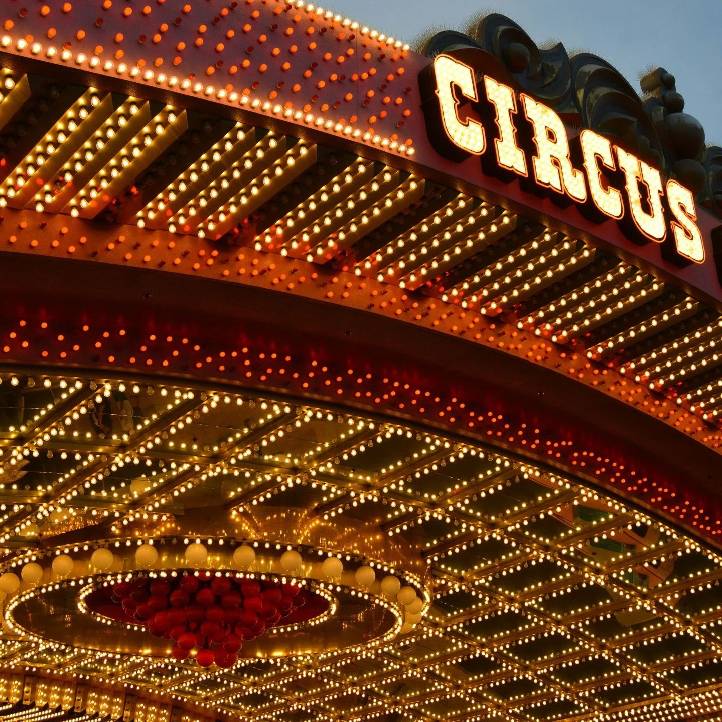 Circus Broadway stijl: Een bedrijfsfeest met beleving op niveau.

Bij Wild Wishes cre&euml;ren we story-driven feesten op maat, waarbij elk detail klopt. Van de sfeer tot de muziek, alles ademt magie en exclusiviteit.

To the Wild Ones! 
#CorporateEv