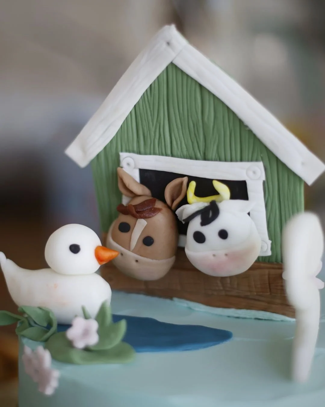 De magie zit in het maatwerk. Altijd.

Voor Fons ontwierpen we elk element van het feest vanuit zijn leefwereld. Van het kleurpalet tot de speelelementen: niets werd toevallig gekozen.

Kinderen speelden, renden, lachten en de ouders genoten minstens