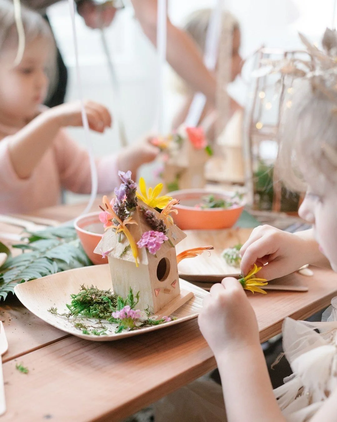 Kinderen een tafel geven, wat hout, verf en een beetje fantasie&hellip;
meer hebben ze eigenlijk niet nodig. 

Tijdens onze feesten houden we van momenten waarop kinderen iets maken dat ze mee naar huis kunnen nemen.
Iets waar ze later nog naar kijke