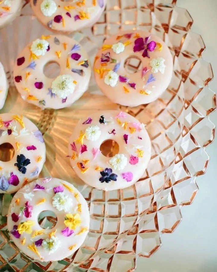 Bloemen🌸

We maakten een desserttafel waarvan de kinderen niet zeker waren of ze echt was.
En daarna&hellip; was ze in vijf minuten half leeg. Dat beschouwen wij als een groot compliment.

Zomerfeestjes mogen een beetje extra zijn.

#zomerfeest #kin