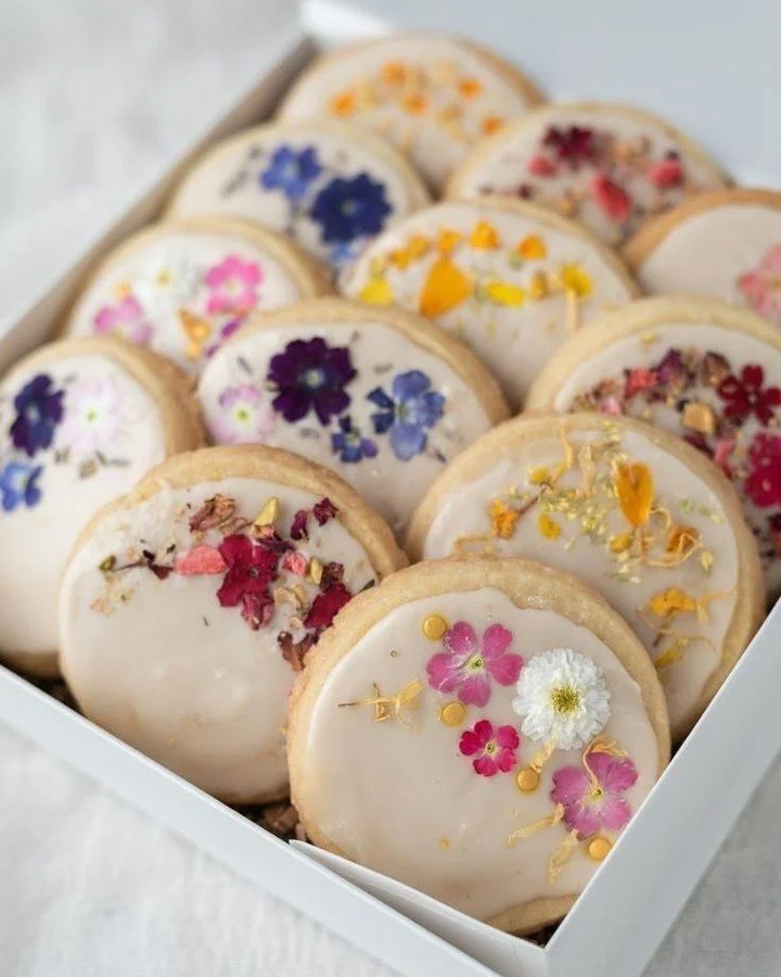 Kleine bloemen.
Veel zoetigheid.
En kinderen die telkens nog &ldquo;&eacute;&eacute;ntje&rdquo; komen nemen. 🌷

Zo zien zomerfeestjes er bij ons een beetje uit.

#zomerfeest #kinderfeestje #wildwishes #desserttafel #tuinfeest #bloementhema #feestide