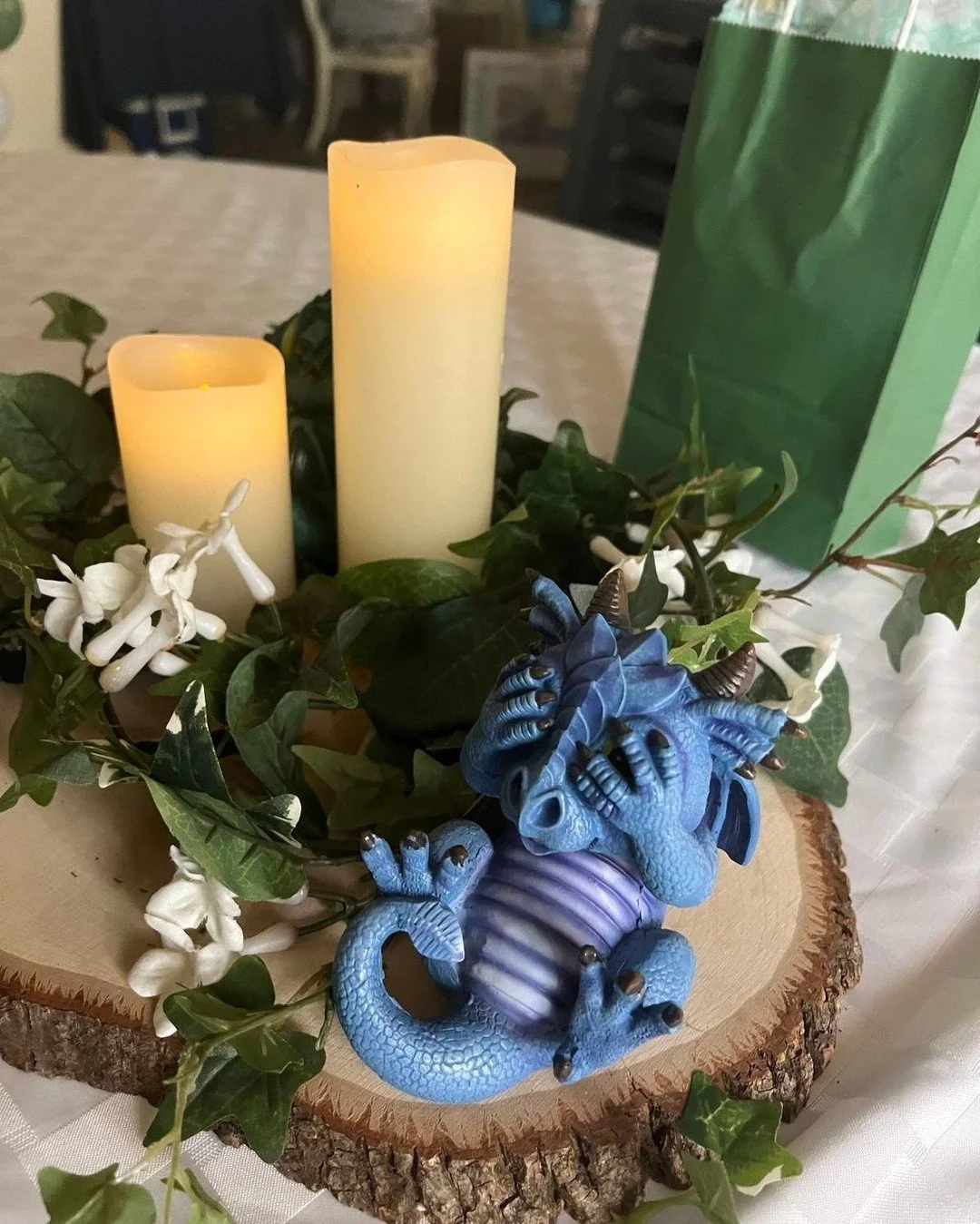 We hebben een klein probleem ontdekt op dit feestje.

Er zitten blijkbaar mini-draakjes verstopt in de decoratie. 

Eentje tussen de bloemen.
Eentje bij de desserttafel.
En volgens ons zagen we er zelfs &eacute;&eacute;n bij de cadeautjes.

Gelukkig 