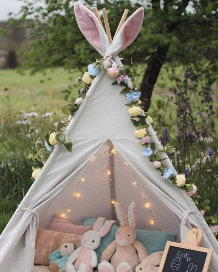 Update: de paashaas is langs geweest.

Hij inspecteerde de tuin.
Controleerde de bloemen.
En proefde&hellip; per ongeluk&hellip; een paar desserts.

Conclusie van de paashaas:

&ldquo;Hier kunnen we wel een paar eieren verstoppen.&rdquo;

Wij nemen d