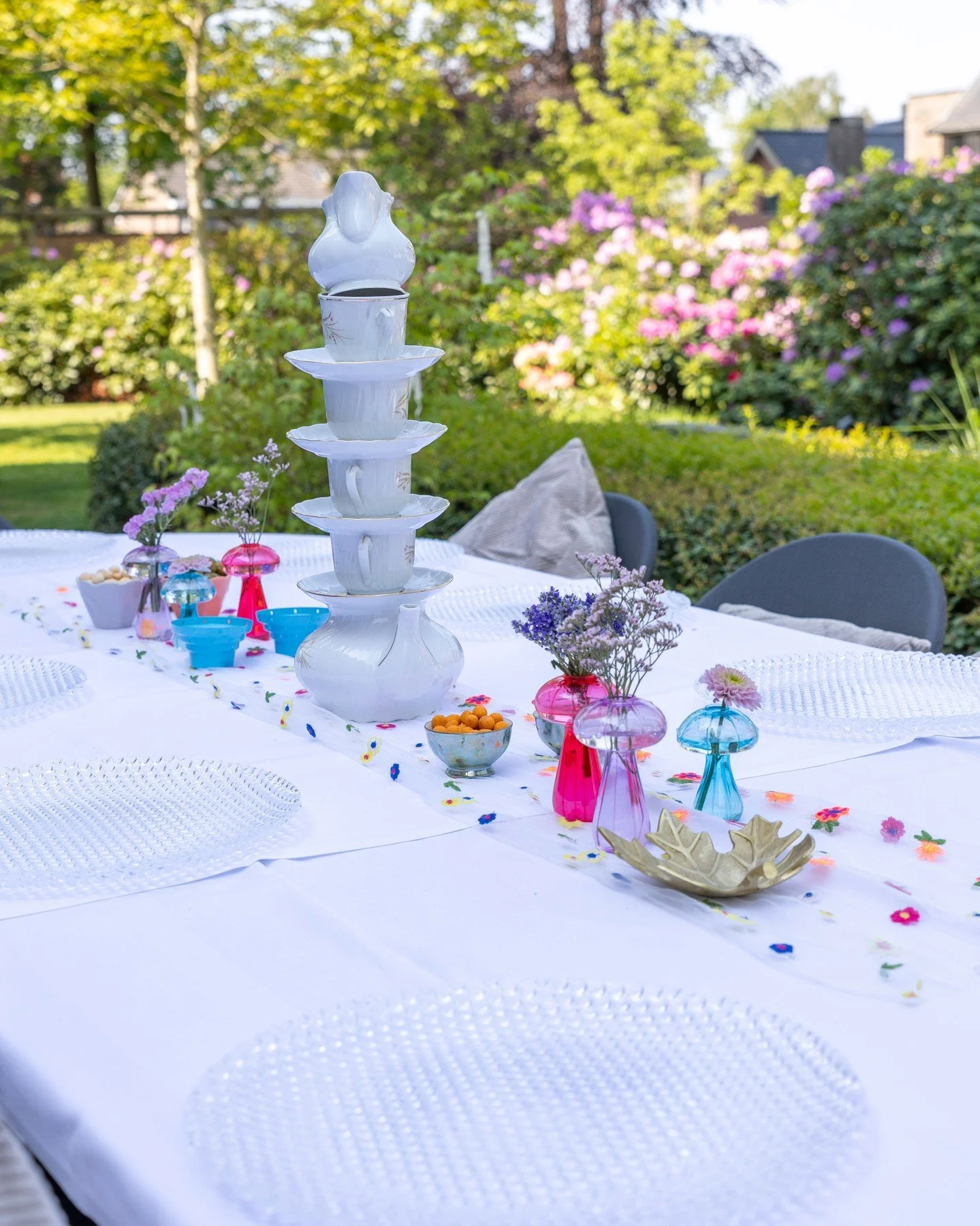 Down the rabbit hole&hellip;

Voor onze klant cre&euml;erden we een volledig op maat gemaakt Alice in Wonderland universum. Geen standaard decoratie, maar een compleet verhaal dat perfect aansluit bij de wens van de klant.

Wil jij ook een feest waar