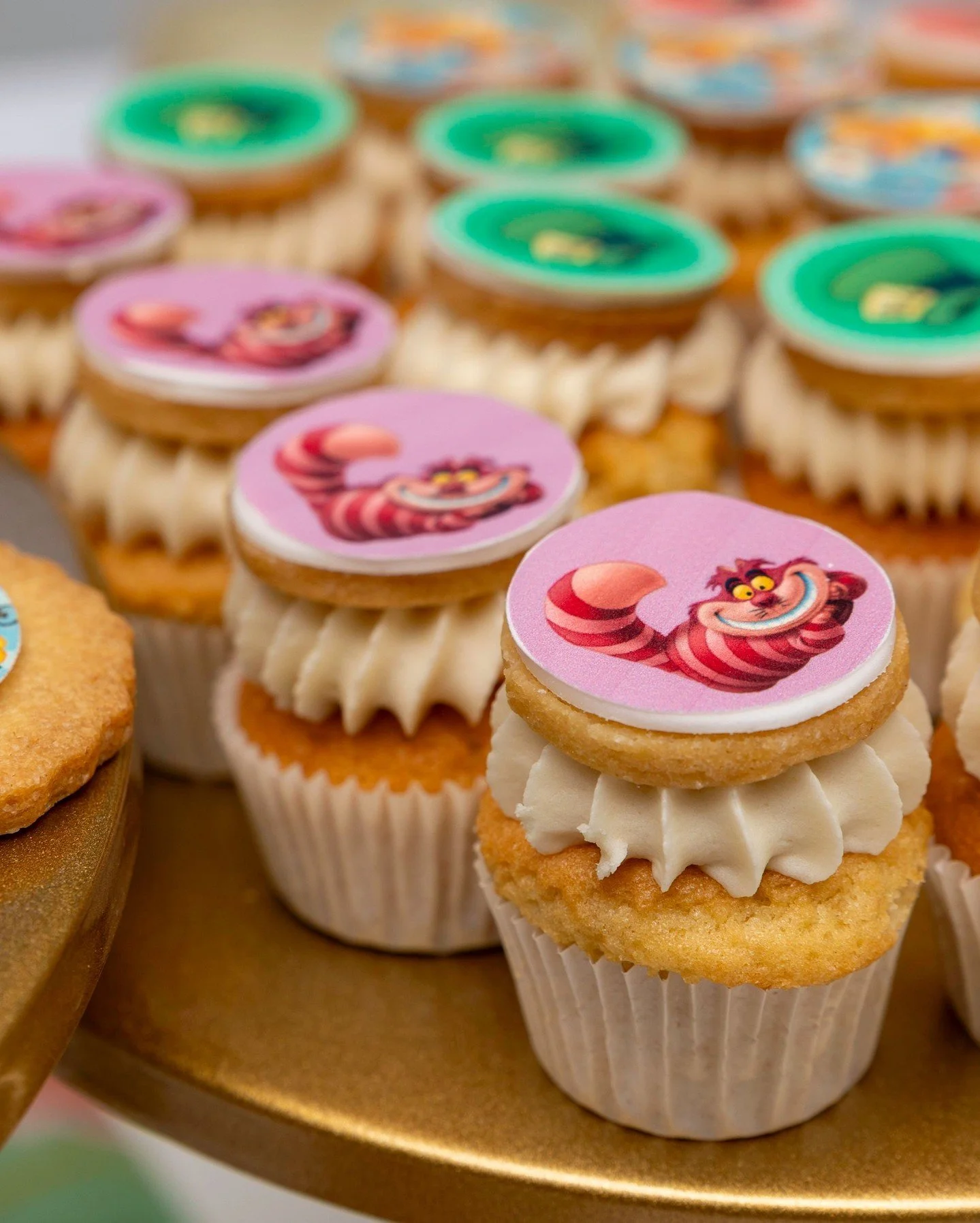 &ldquo;Eat me. Drink me.&rdquo; 🍄🫖

Ook de catering was volledig op maat. Denk aan kleurrijke &ldquo;Eat Me&rdquo; cupcakes, Mad Hatter high tea sandwiches, glowing cocktails, en thema-koekjes.

Alles smaakt even goed als dat het eruitziet.

#Alice