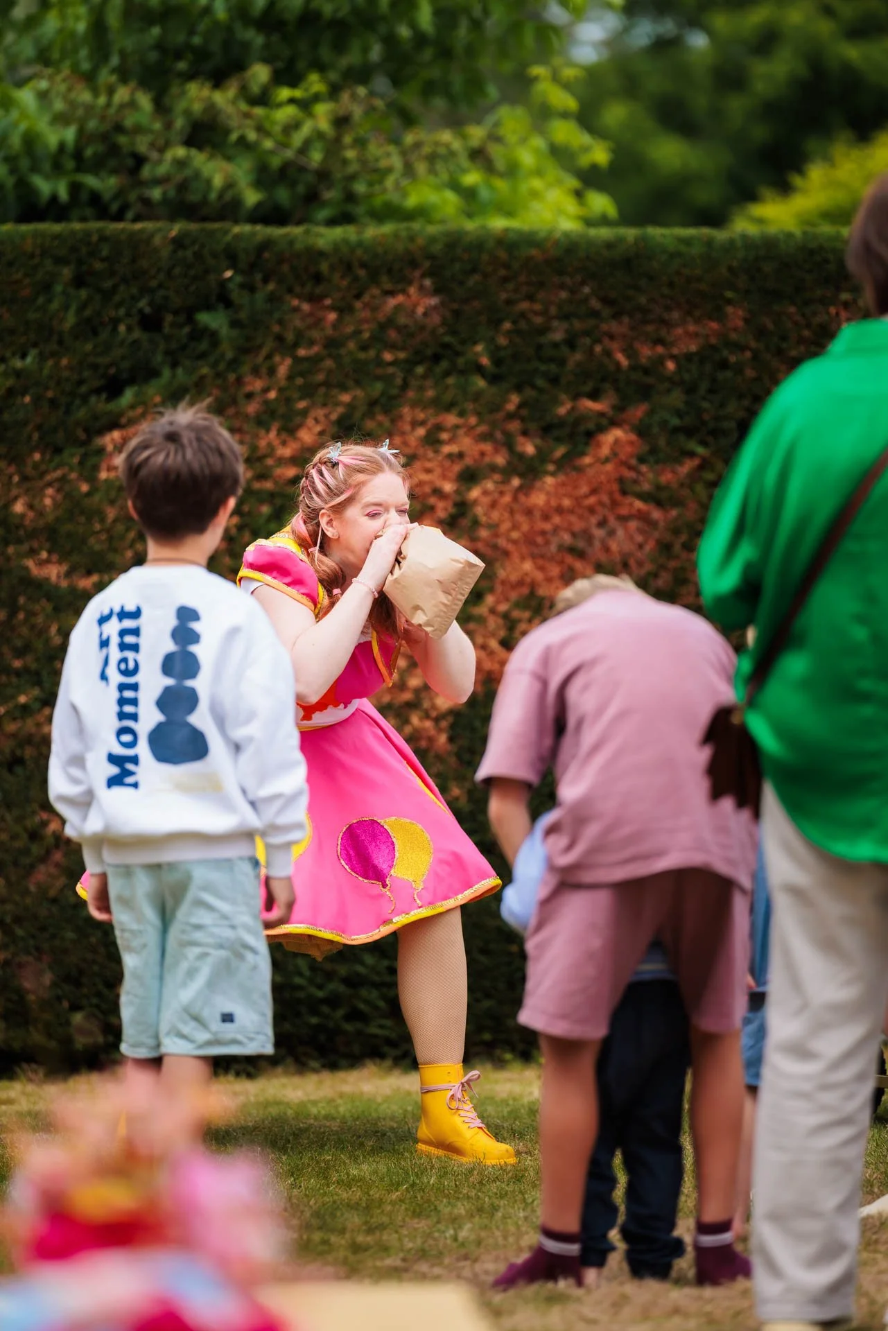 professionele kinderanimatie tijdens een zomers kinderfeest