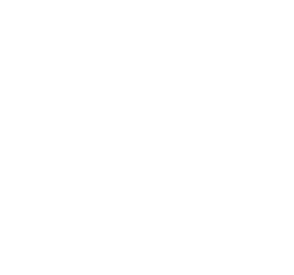 Twee mannen in overhemden klappen een laptop open op een bureau.