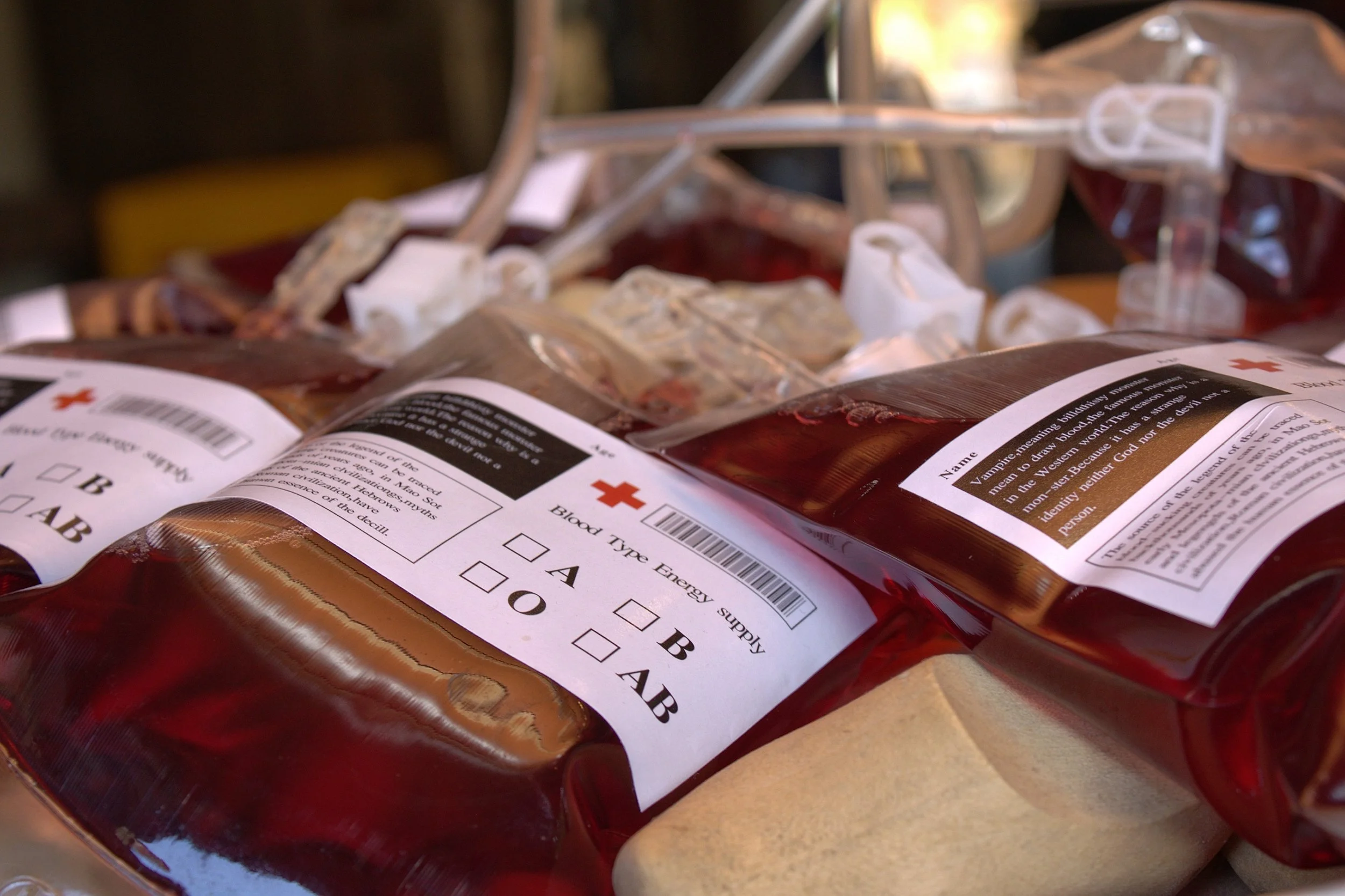 Vampier bloed zakken met bloedtype labels en bloeddonatiespullen.