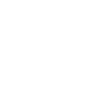 Pizzapunt met verschillende toppings zoals pepperoni, champignons en paprika, op een wit oppervlak.